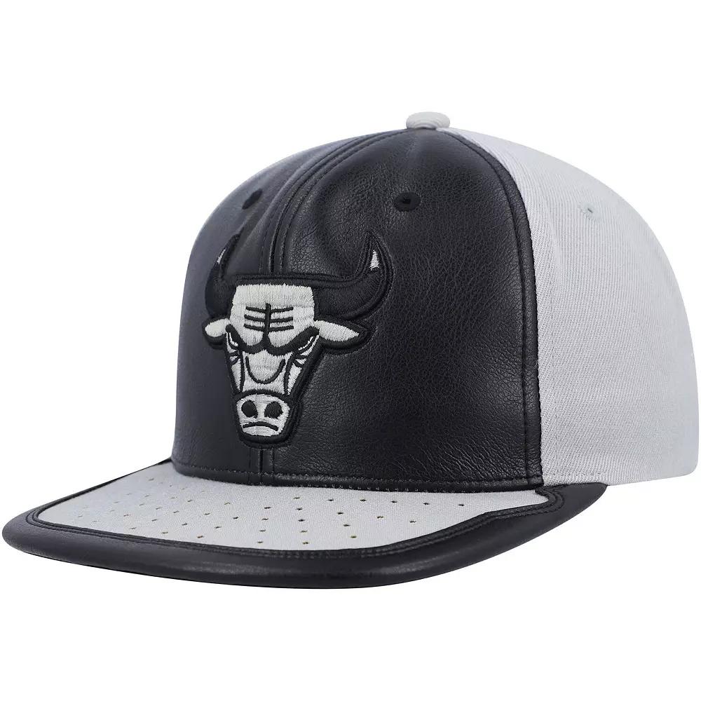 Men's Mitchell & Ness Black/Gray Chicago Bulls Day One Snapback Hat Product Image