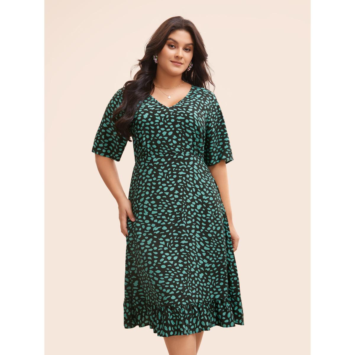 Plus Size Geometric Print Ruffle Hem Pocket Dress Black Women At the Office Gathered V-neck Half Sleeve Curvy BloomChic 30/6X Product Image