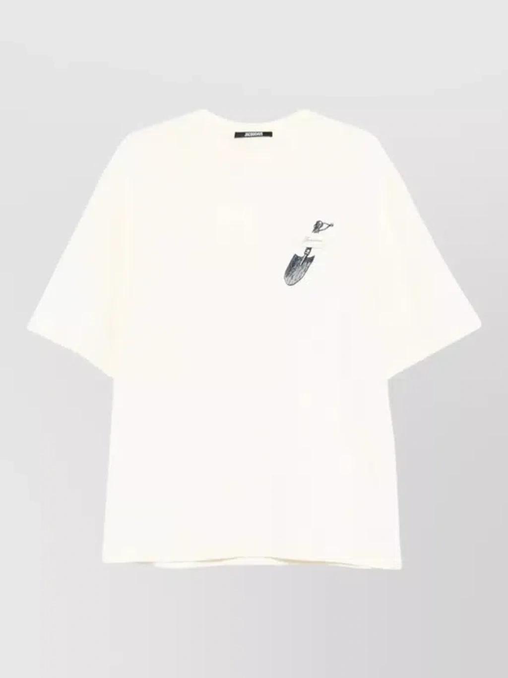 JACQUEMUS Graphic Print Crew Neck Short Sleeve T-shirt In White Product Image