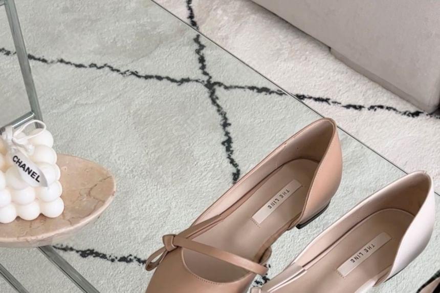 Pointed Bow Flats Product Image