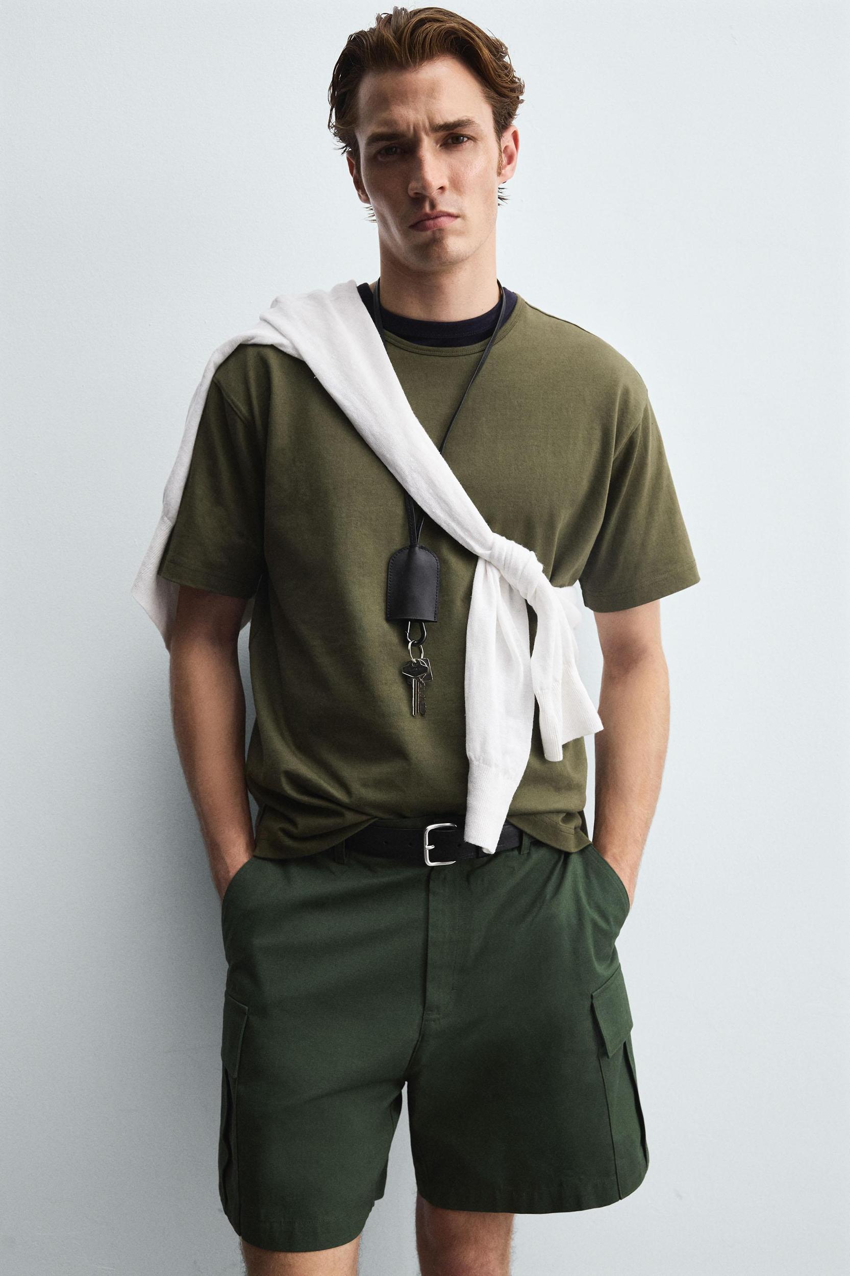 REGULAR FIT CARGO SHORTS Product Image