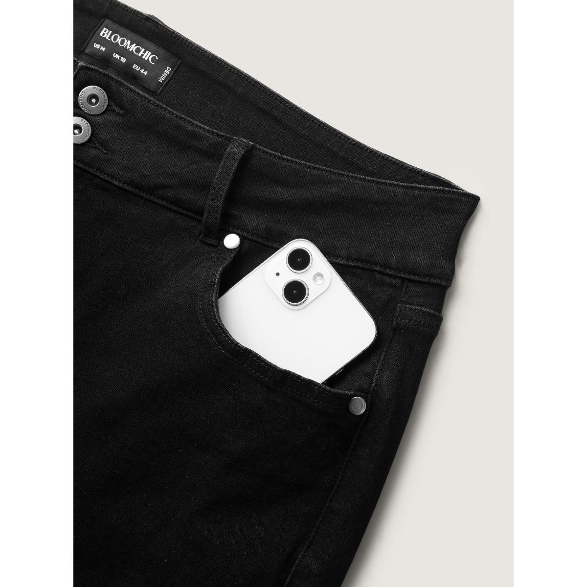 Plus Size Classic Skinny-Fit Denim Shorts Women Denimblack Medium stretch Casual Slanted pocket Leisure Denim Shorts BloomChic 12/L Product Image