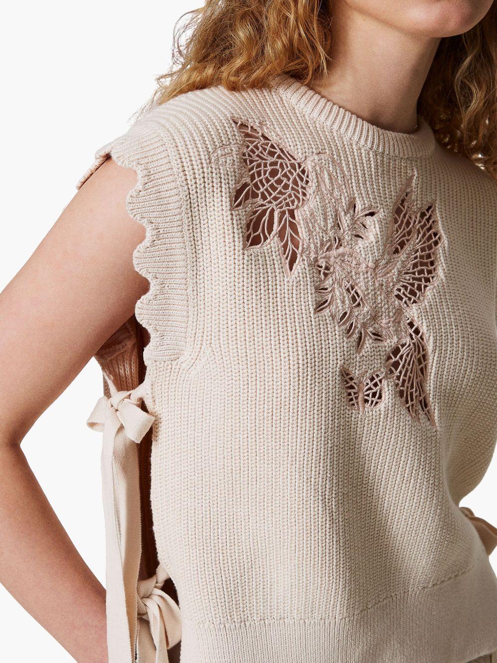 embroidered lace-detail top  Product Image