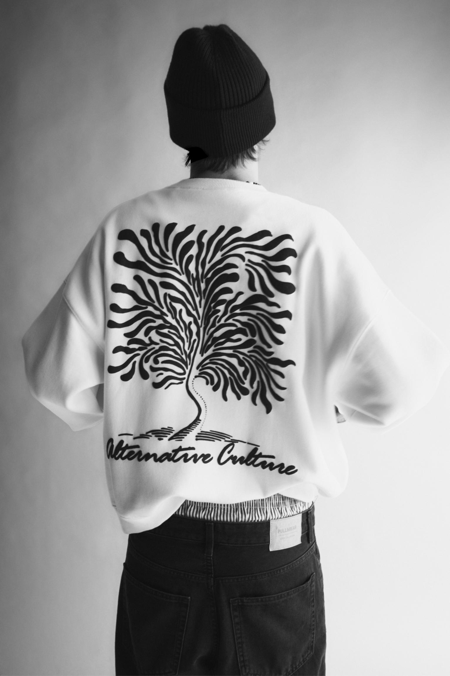 Boxy fit sweatshirt with tree on the back Product Image