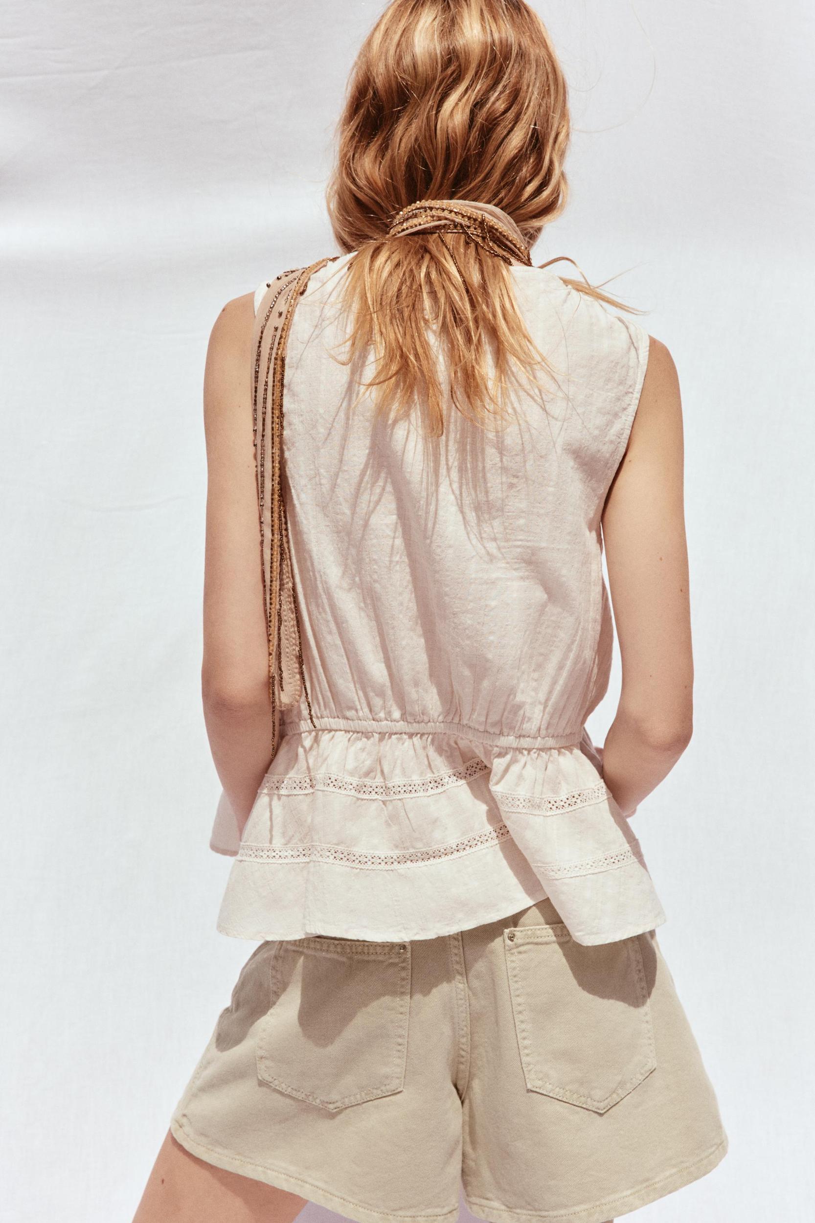 LACE TRIM SLEEVELESS TOP Product Image