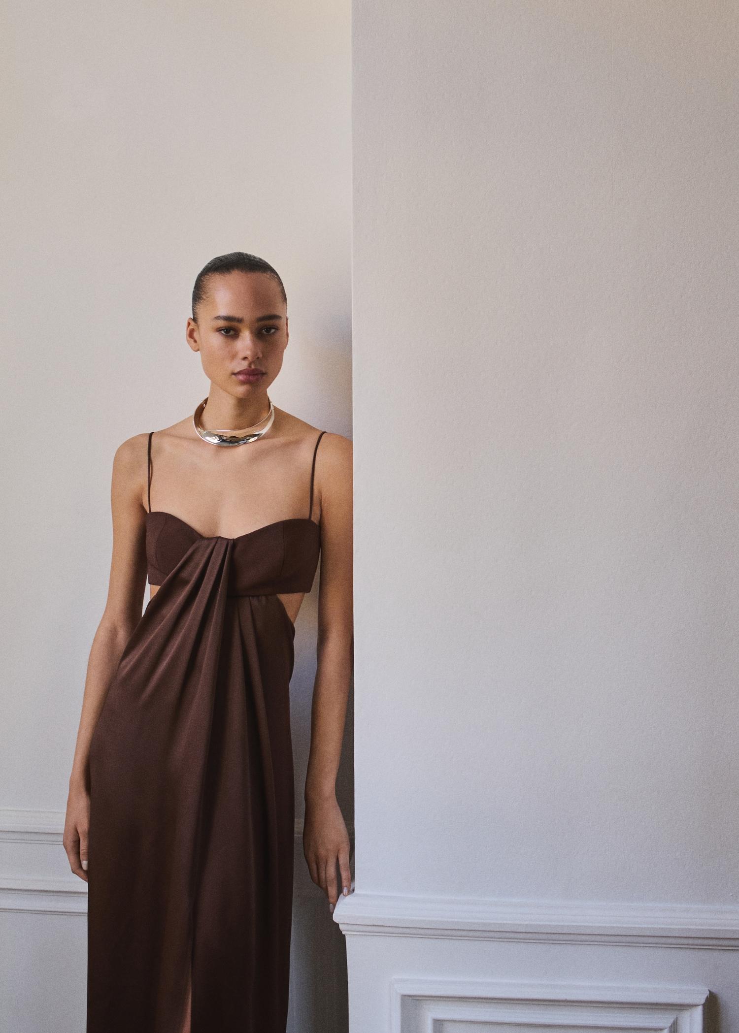 Rigid twisted collar - Women | MANGO USA Product Image