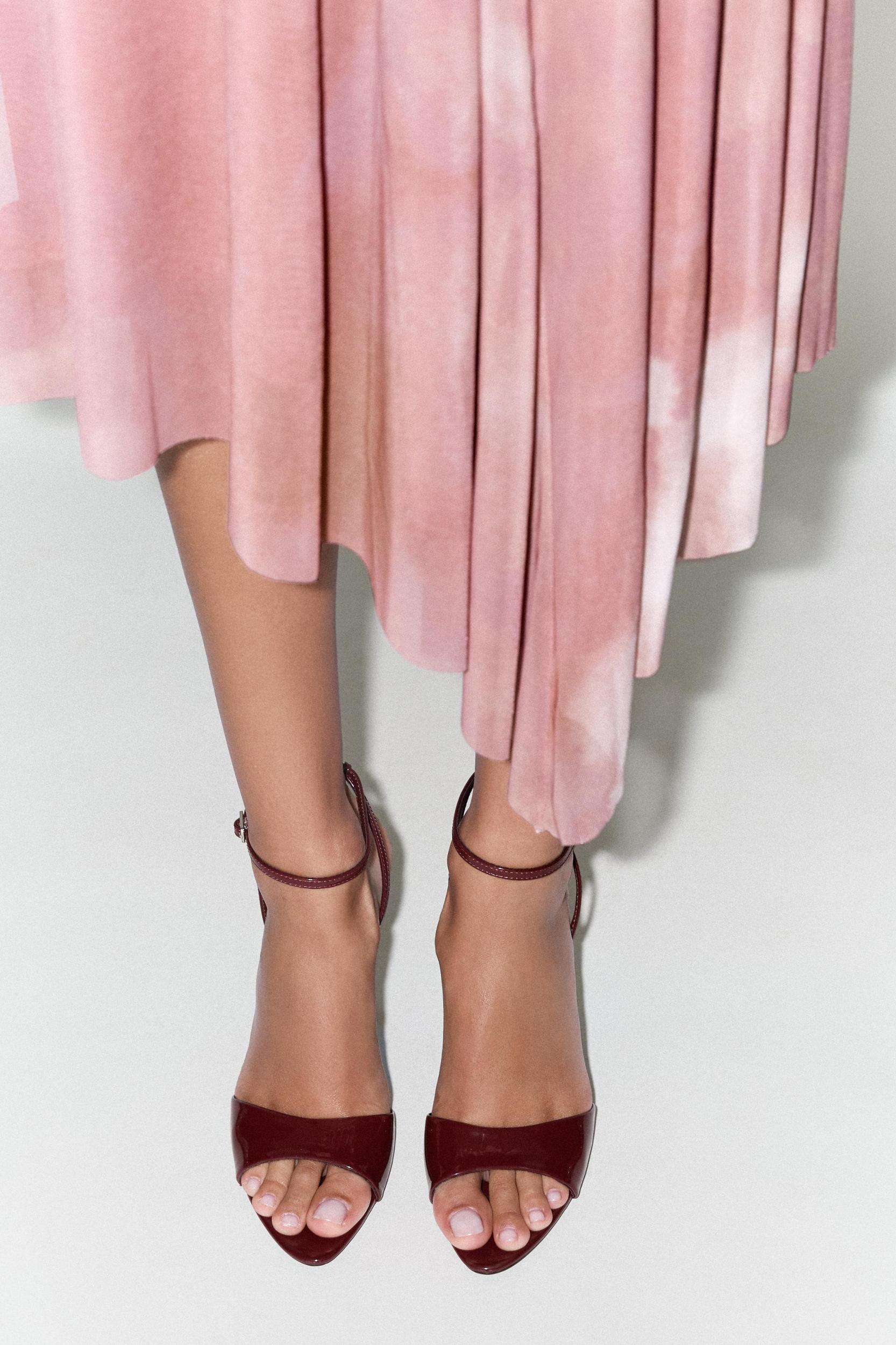 METALLIC HEEL STRAPPY SANDALS Product Image