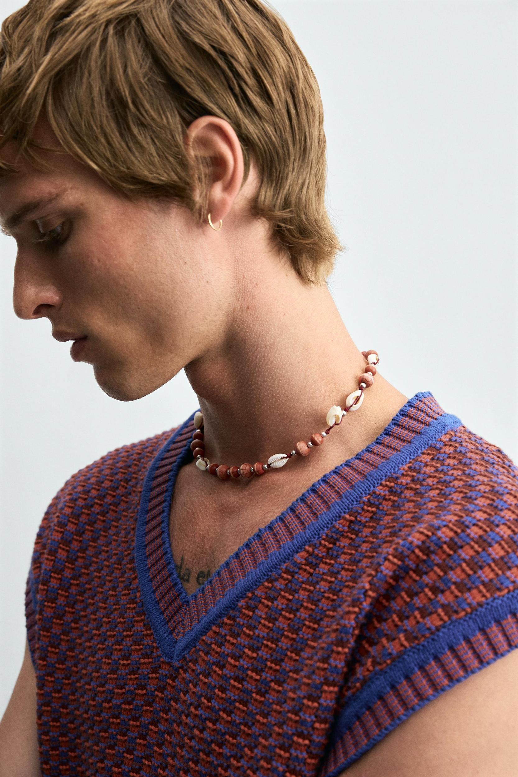 CONTRAST KNIT VEST Product Image