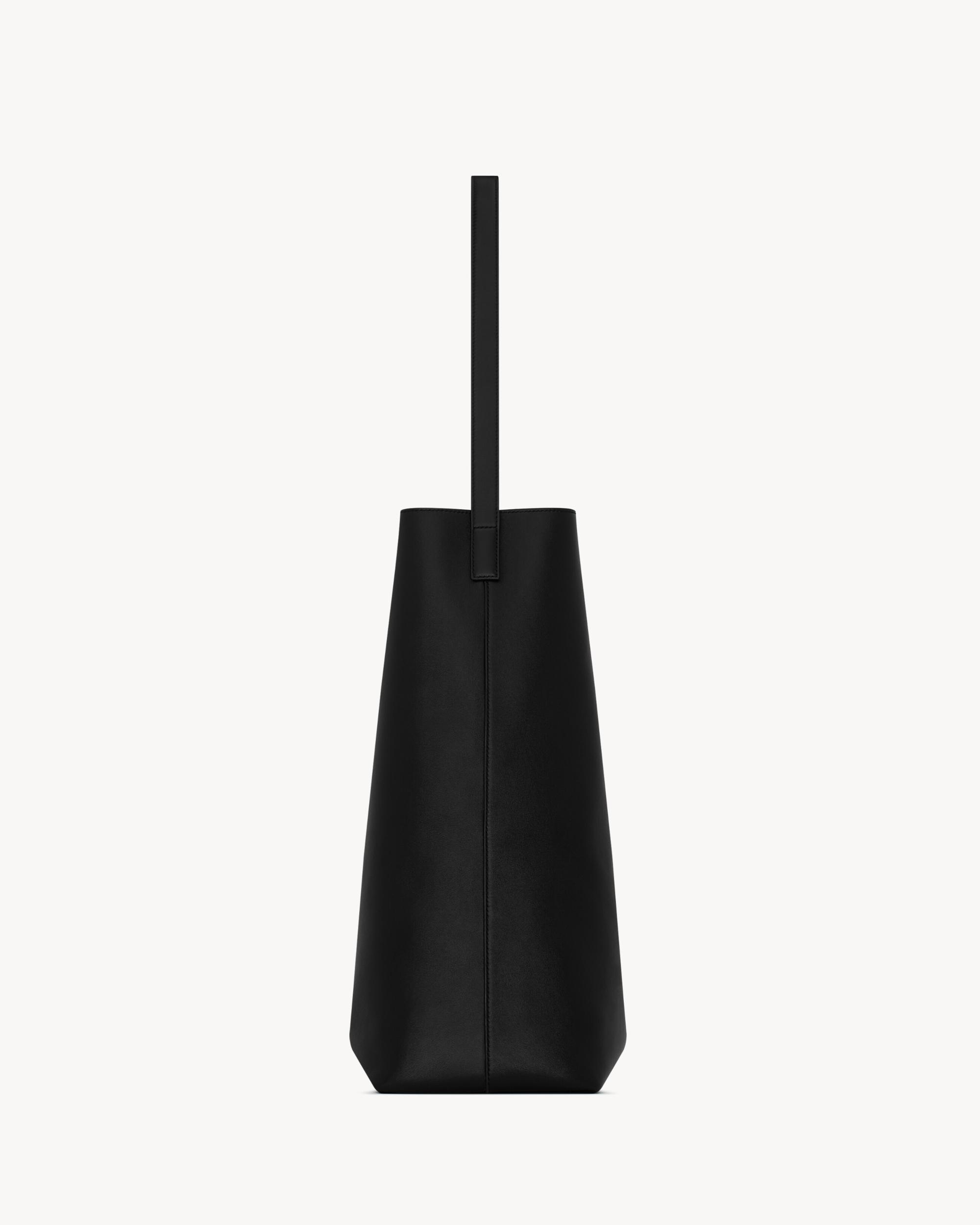 BOLD hobo bag in smooth leather Product Image