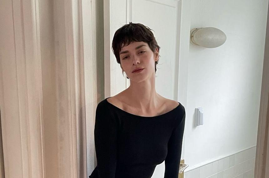 Low-Waist Plain Mesh Pleated Skirt With Mini Bag Product Image