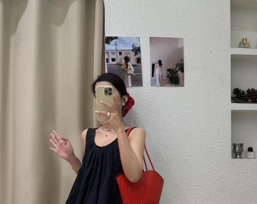 Scoop Neck Plain Flowy Tank Top Product Image