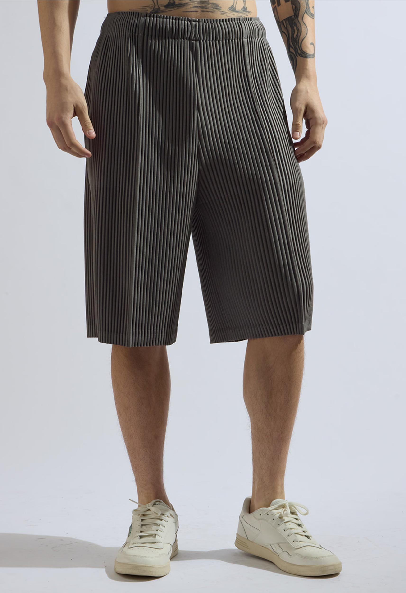 Mid Pleated Short In Grey Product Image