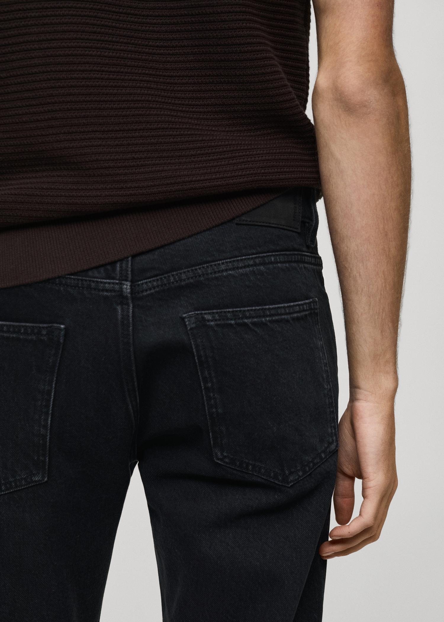 Cropped carrot-fit jeans - Men | MANGO USA Product Image