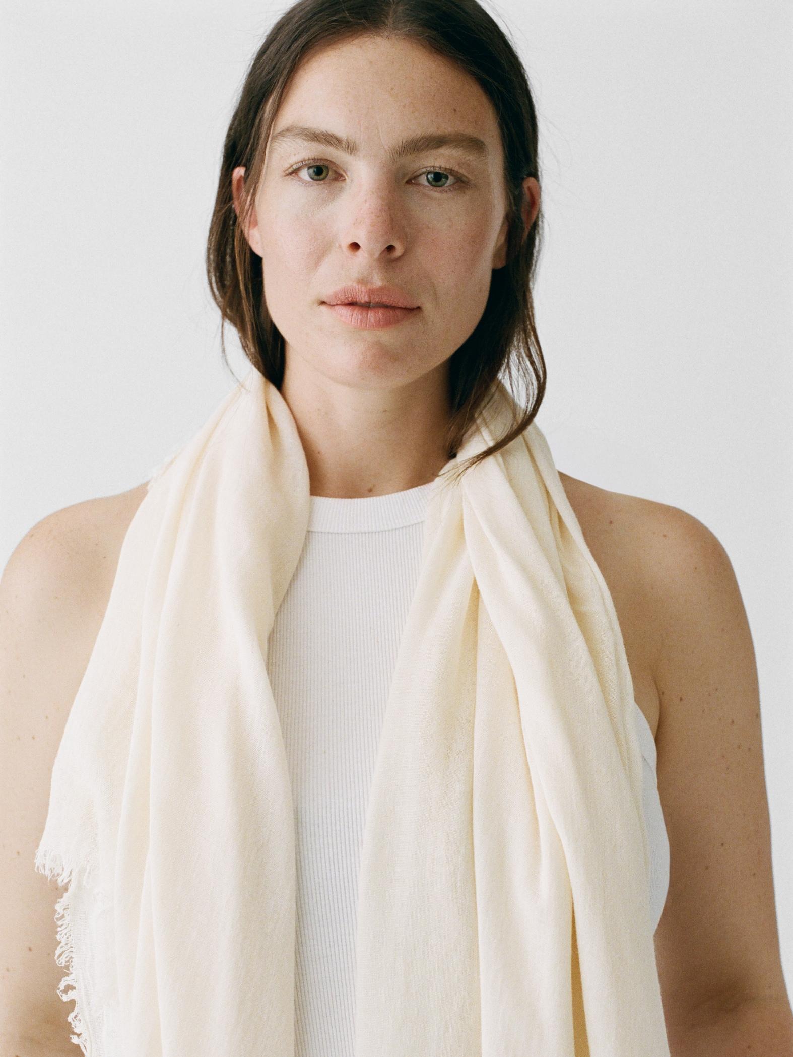 Linen-blend scarf with frayed ends - Women | MANGO USA Product Image