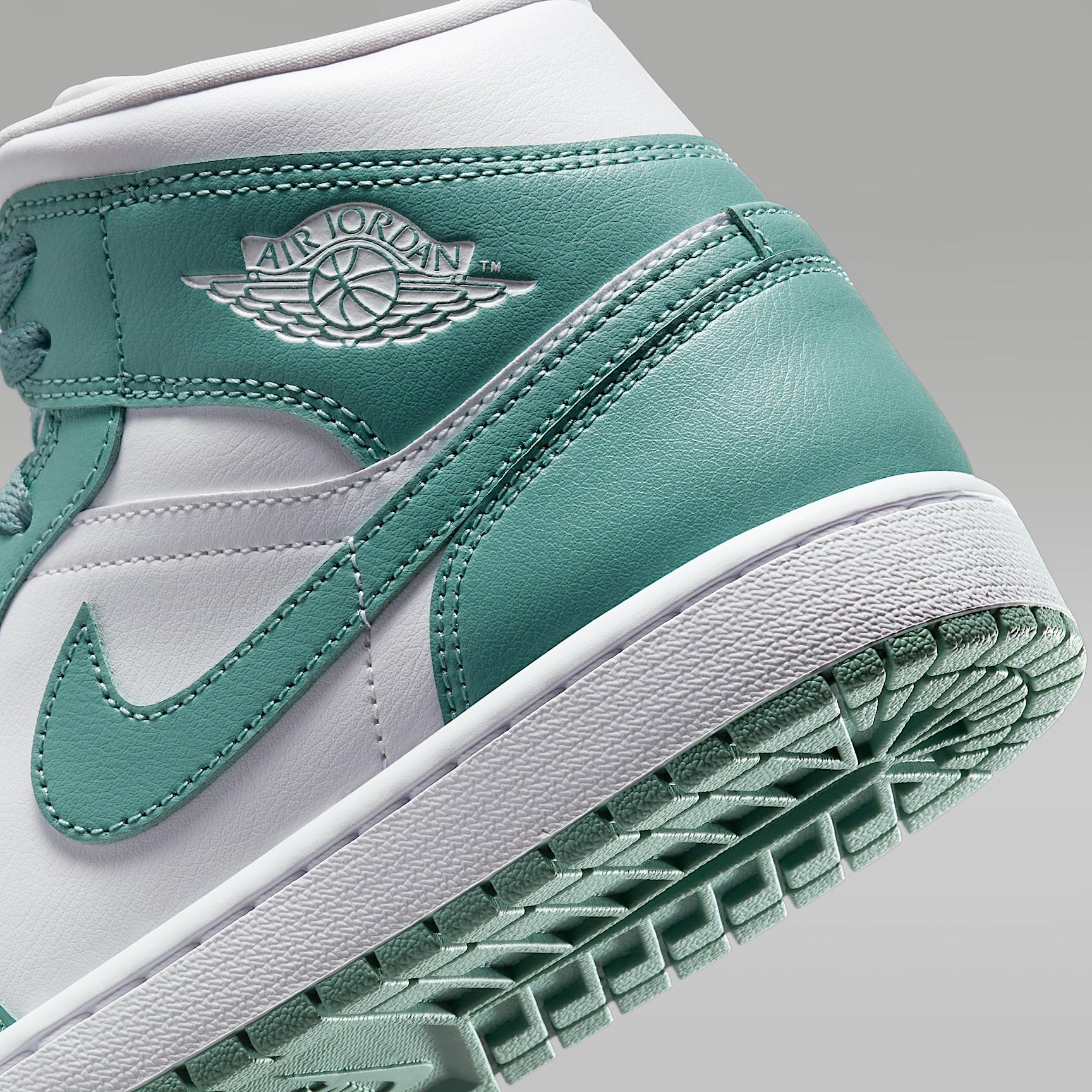 Women's Air Jordan 1 Mid Shoes Product Image