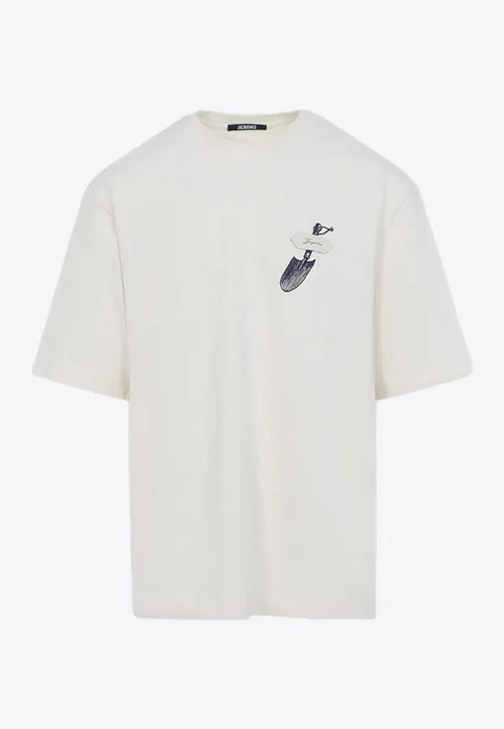 JACQUEMUS Graphic Print Crew Neck Short Sleeve T-shirt In White Product Image