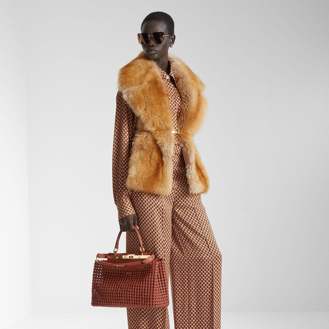 ScarfCaramel-colored ‘dorsato’ shearling scarf Product Image