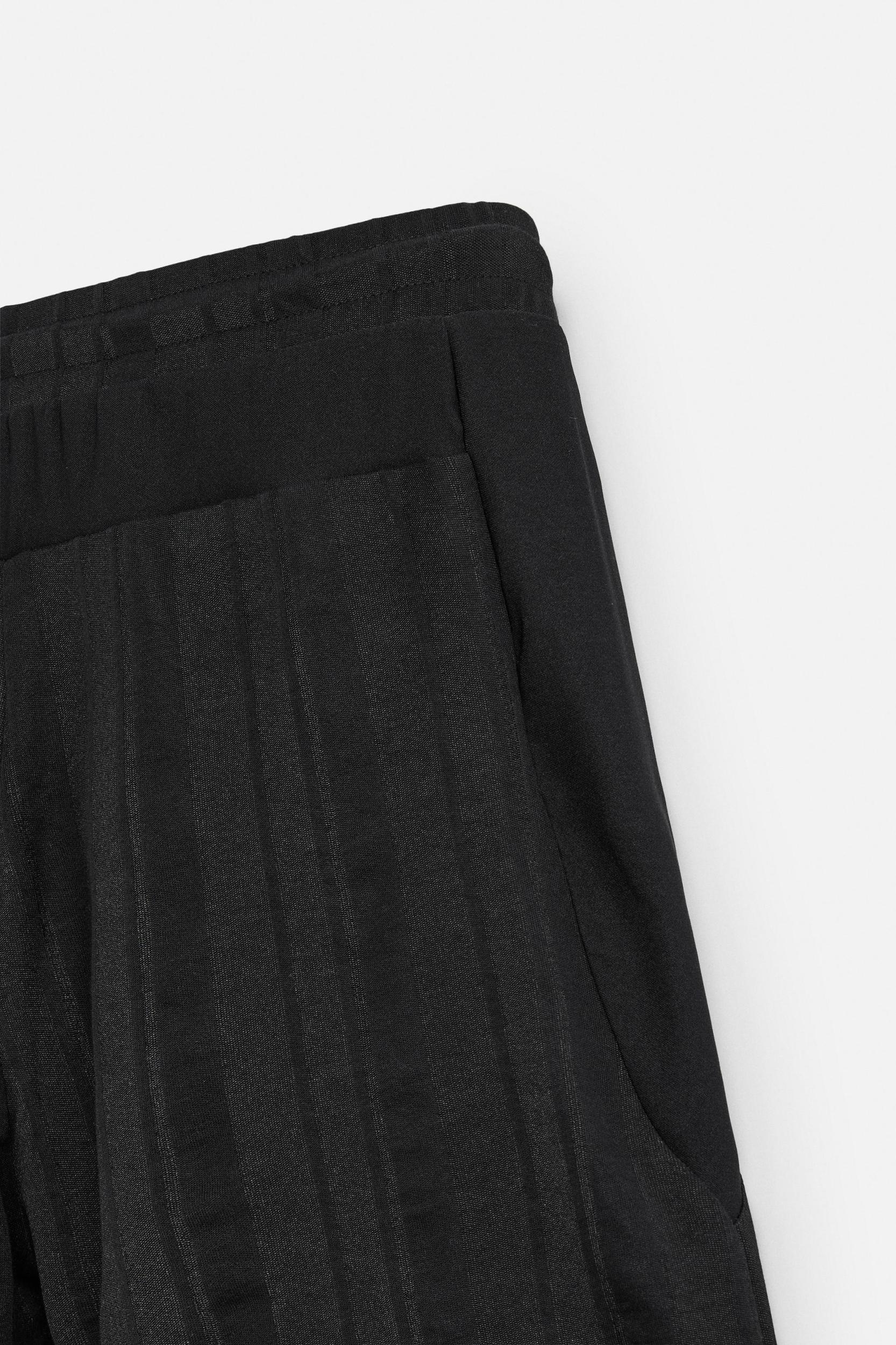 TEXTURED JOGGER SHORTS Product Image