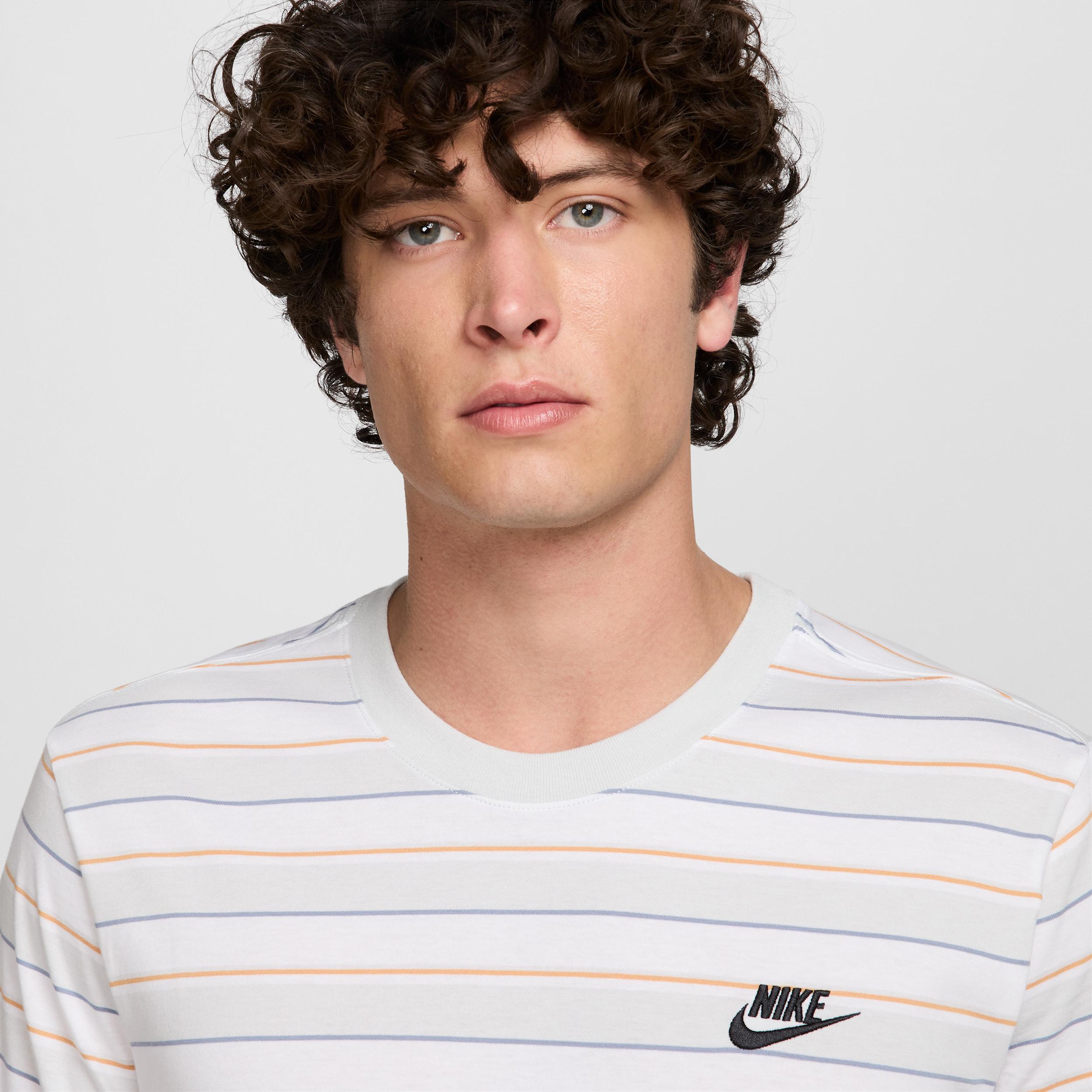 Nike Men's Club T-Shirt Product Image