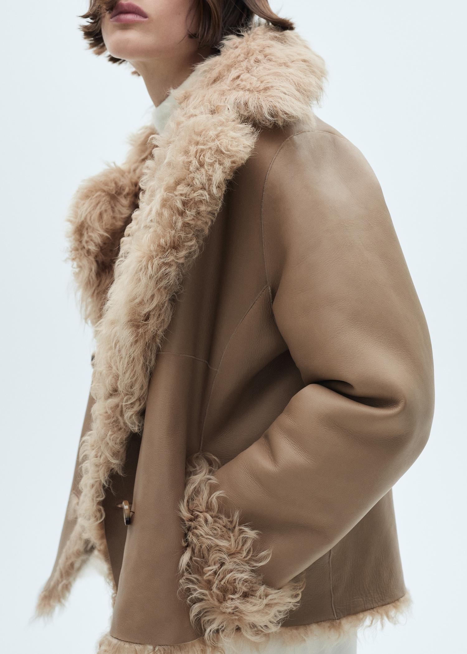 Reversible fur coat - Women | MANGO USA Product Image