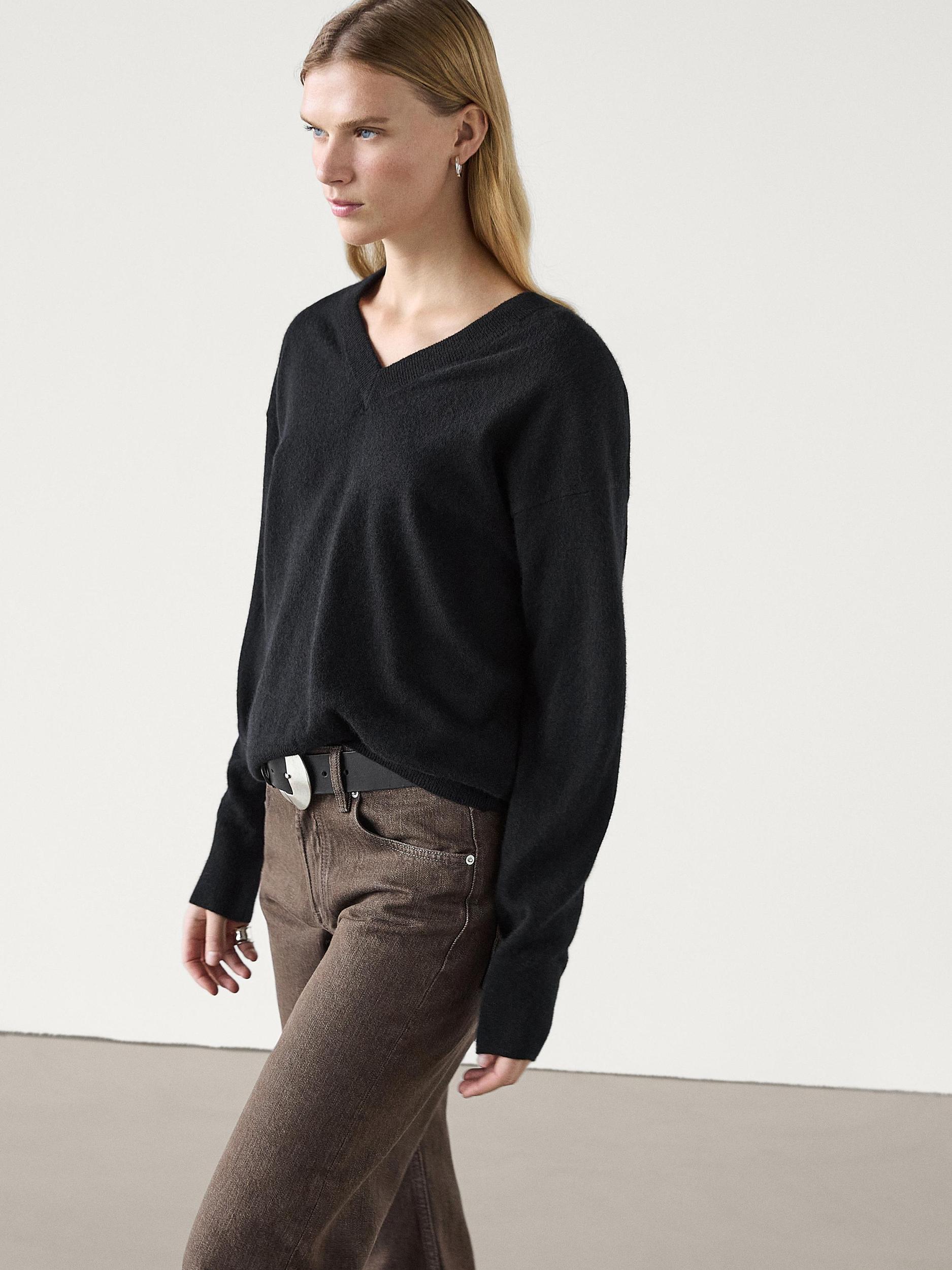 Knit 100% cashmere V-neck sweater Product Image