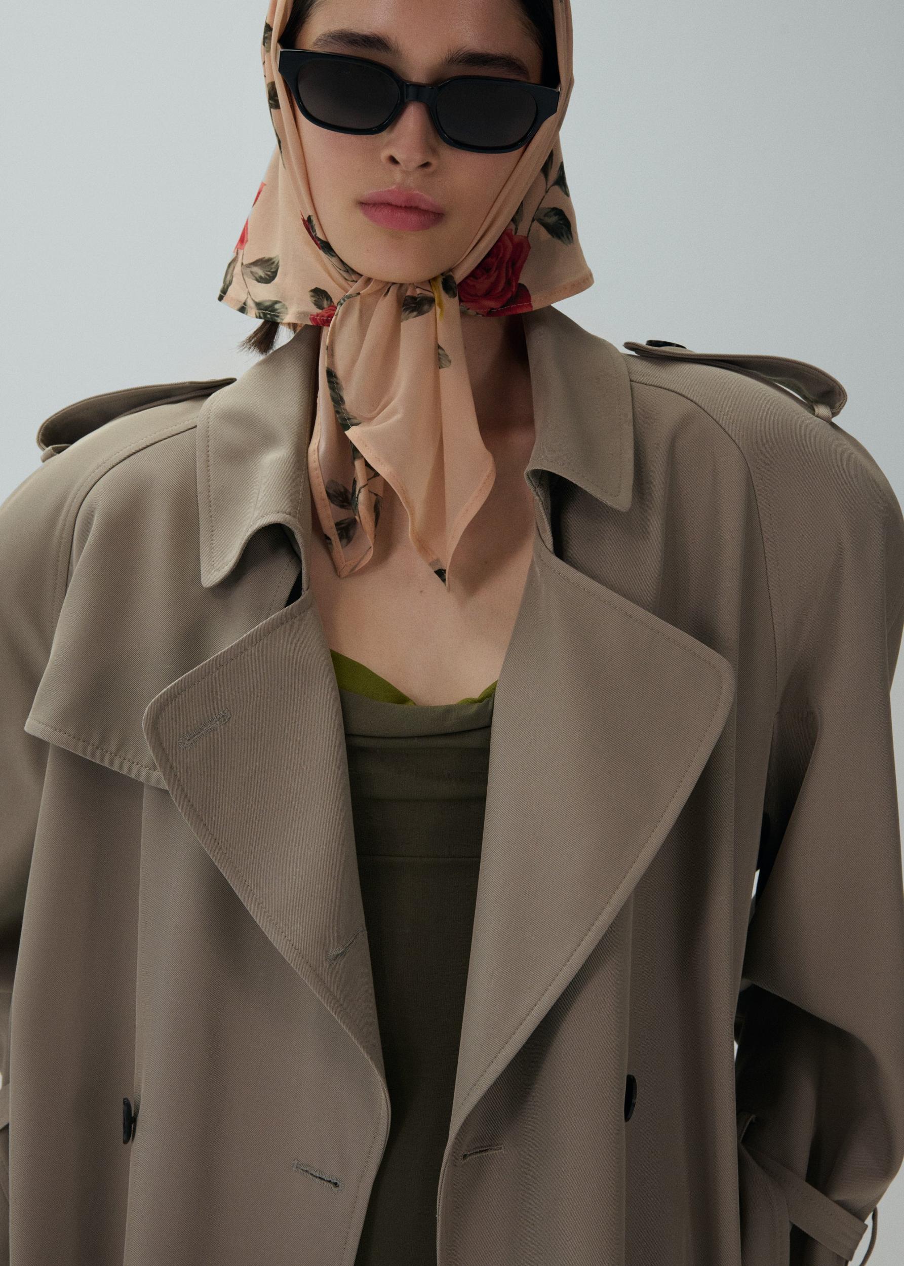 Rose print scarf in beige Product Image