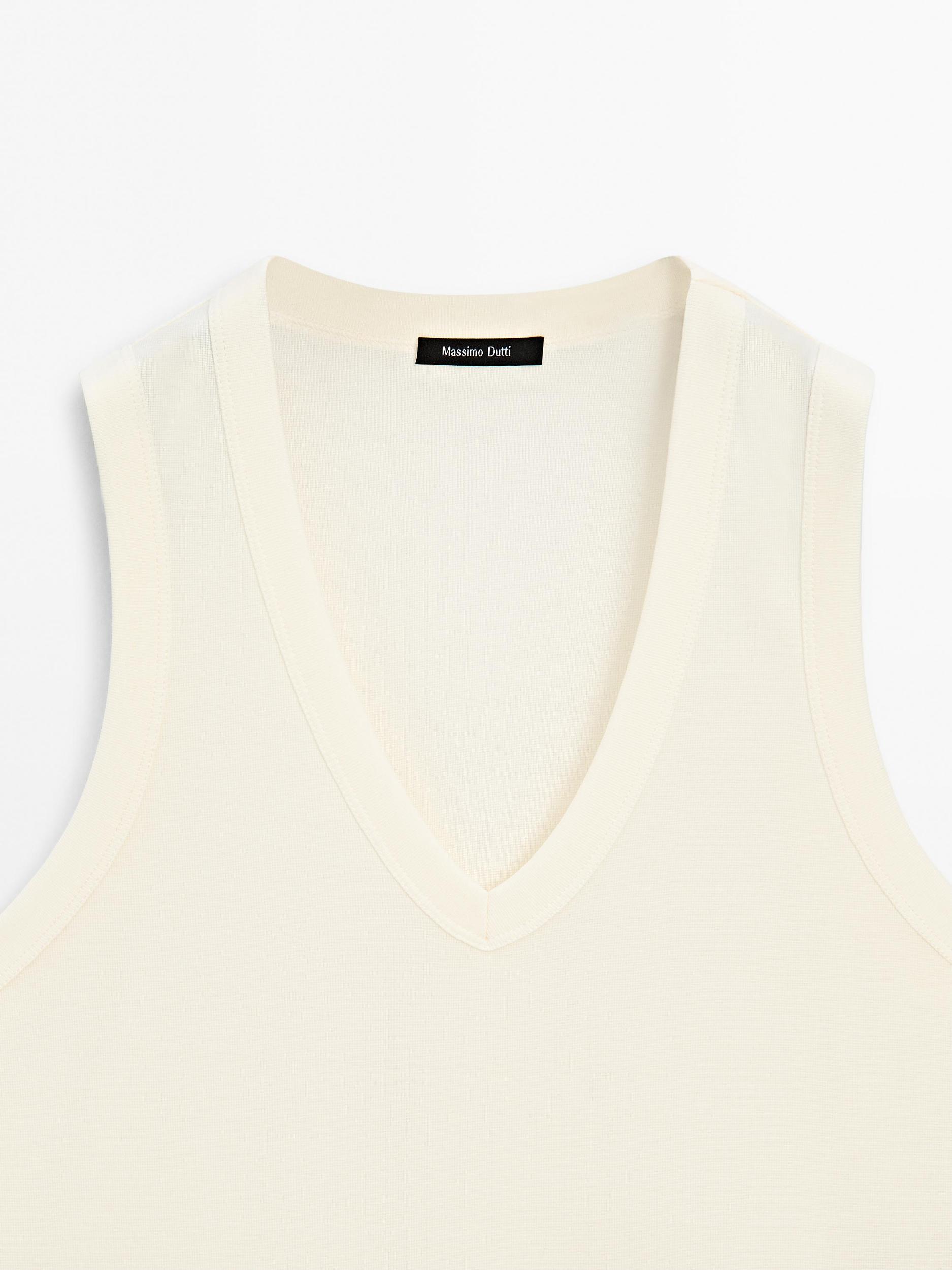 Mercerised cotton V-neck T-shirt Product Image