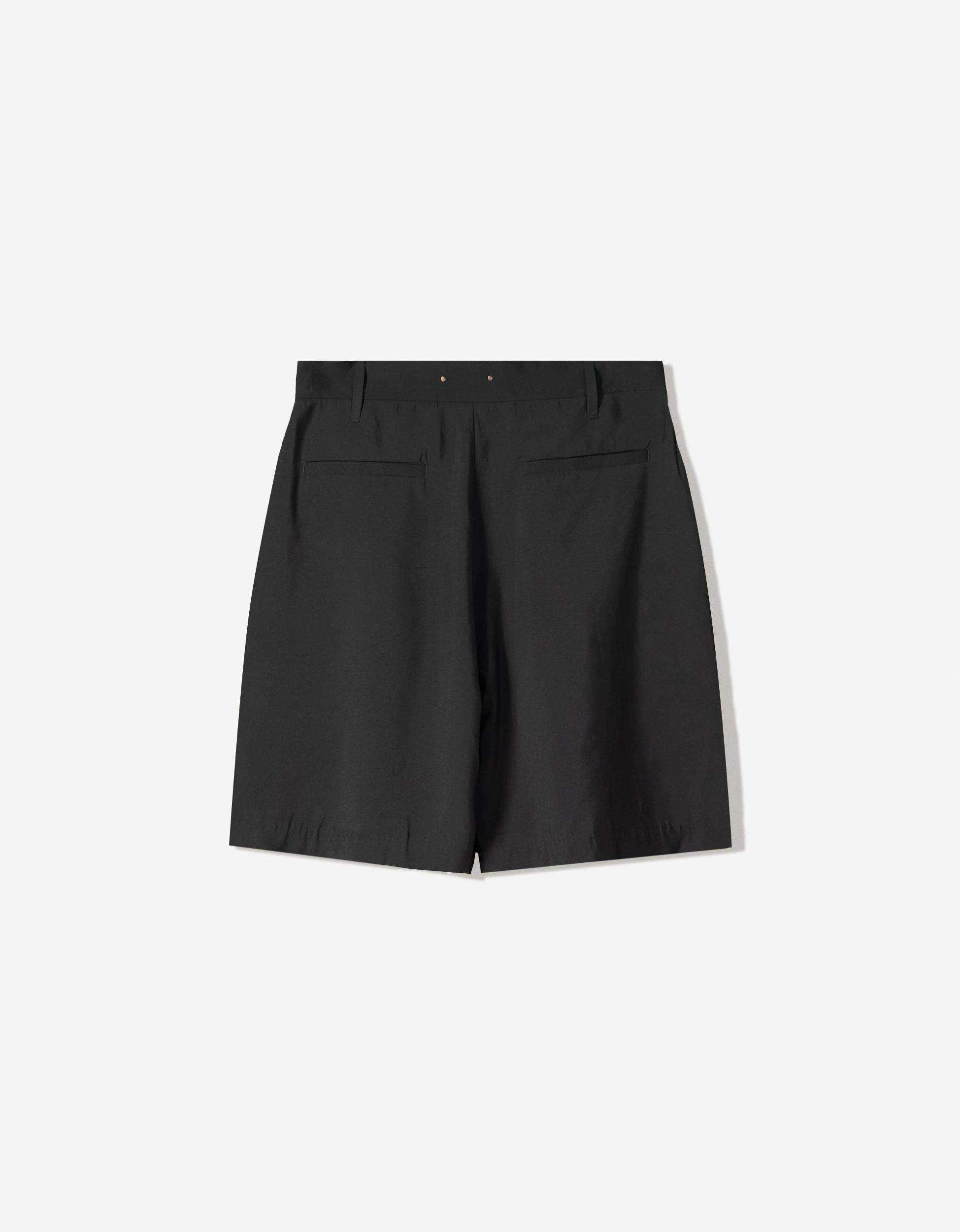 Wide-leg pleated Bermuda shorts Product Image