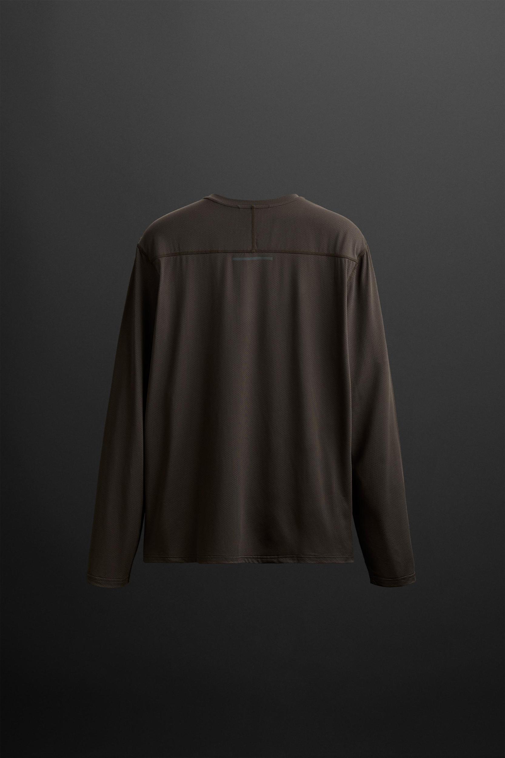 LONG SLEEVE PERFORATED T-SHIRT Product Image
