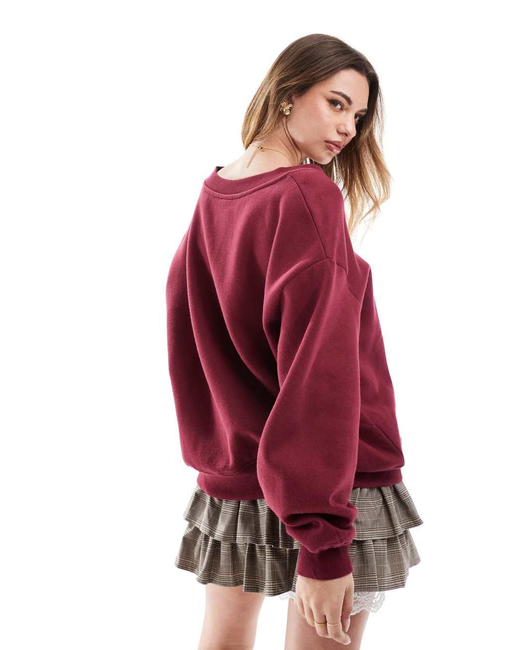Bershka V-neck sweatshirt in burgundy Product Image