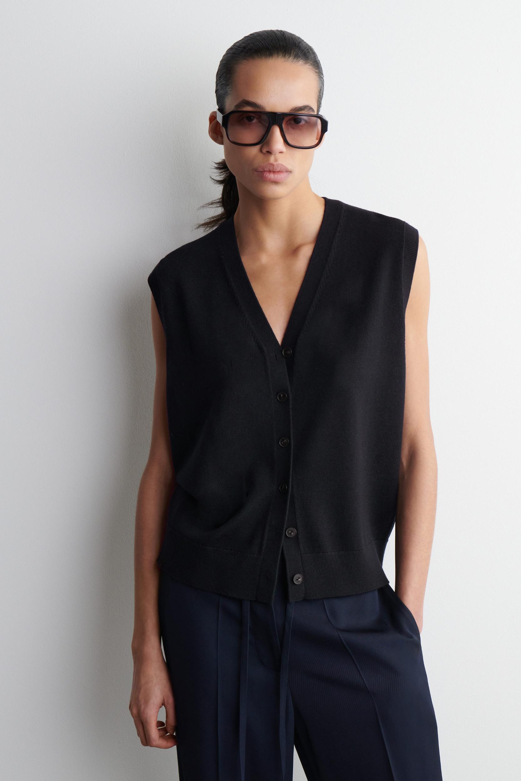 VNECK MERINO WOOL WAISTCOAT Product Image