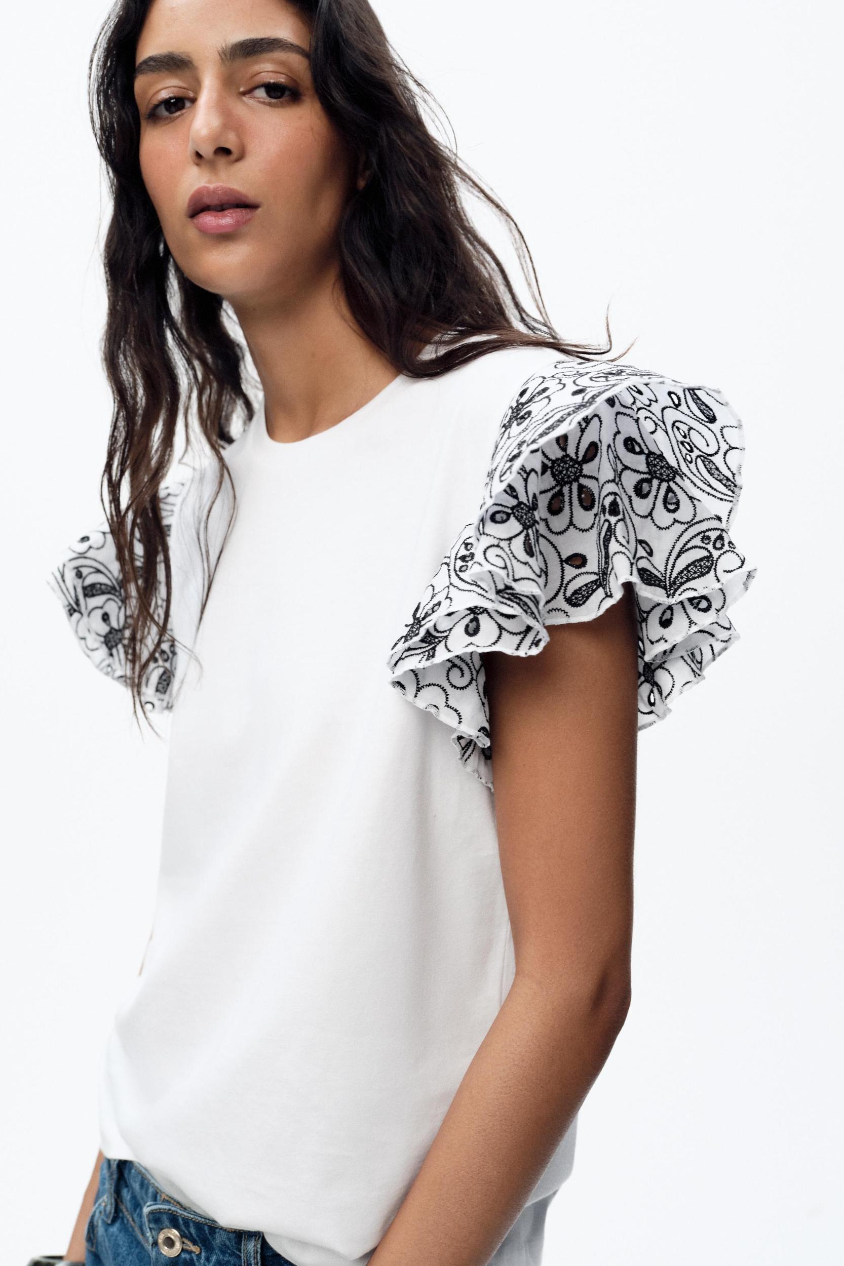 CONTRASTING EMBROIDERY T-SHIRT Product Image