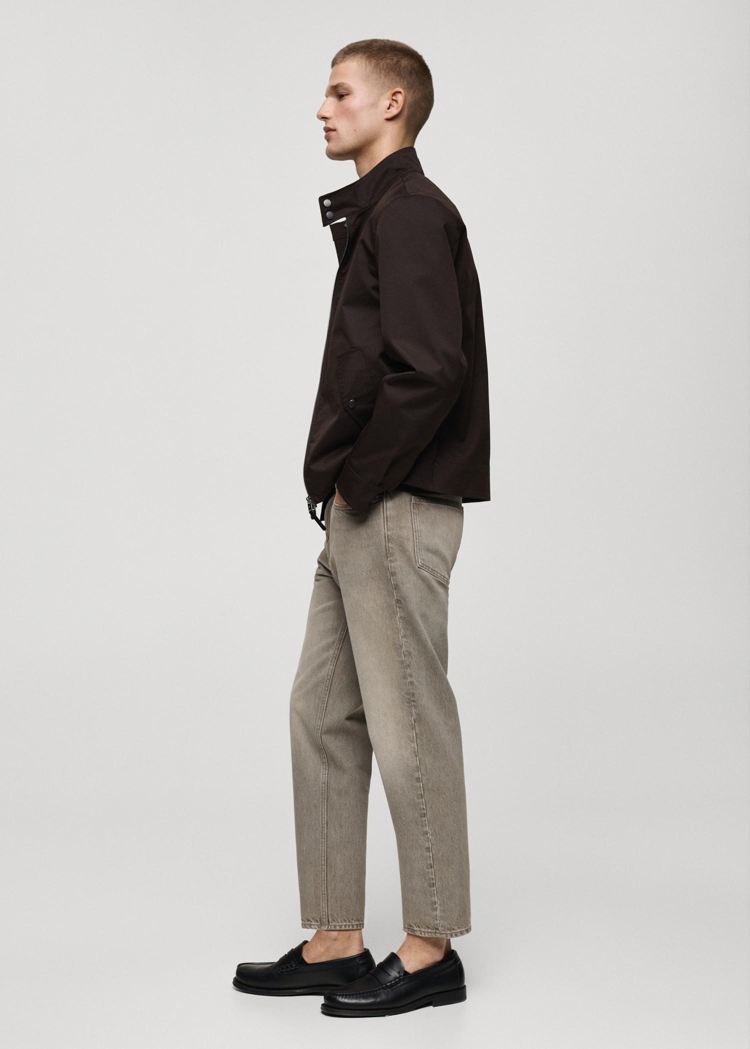 Cropped carrot-fit jeans - Men | MANGO USA Product Image