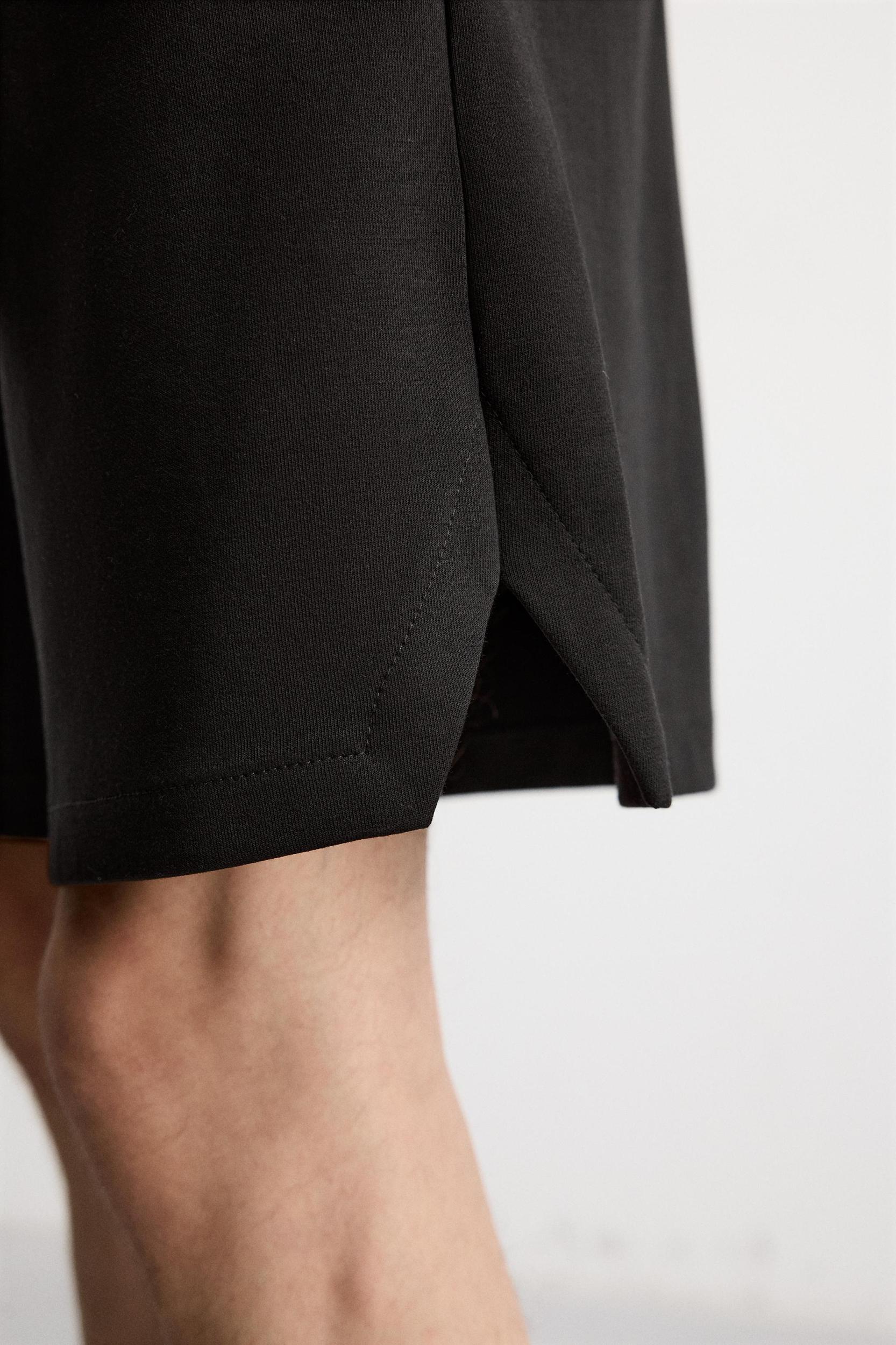 INTERLOCK TEXTURED SHORTS Product Image