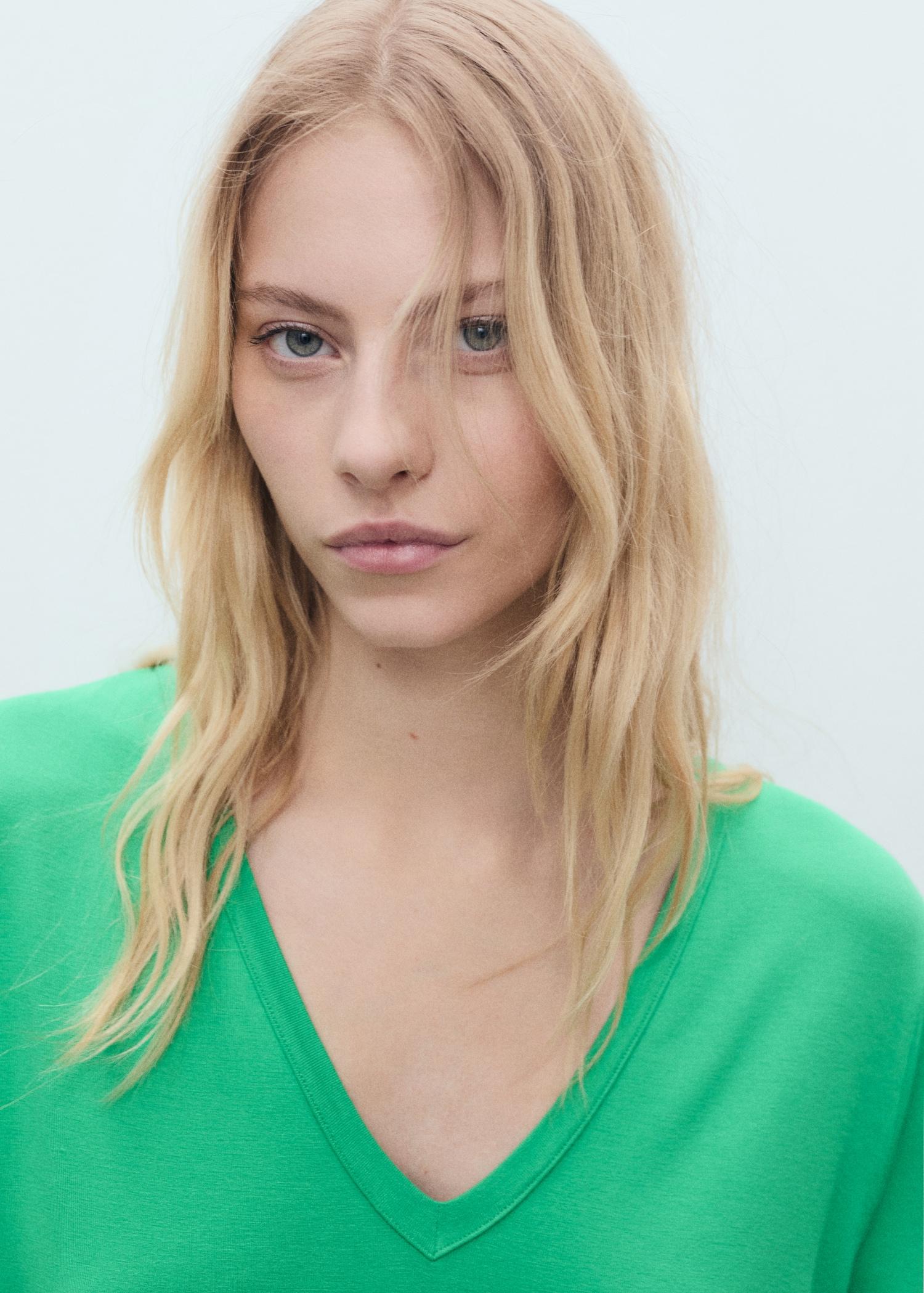 V-neck T-shirt - Women | MANGO USA Product Image