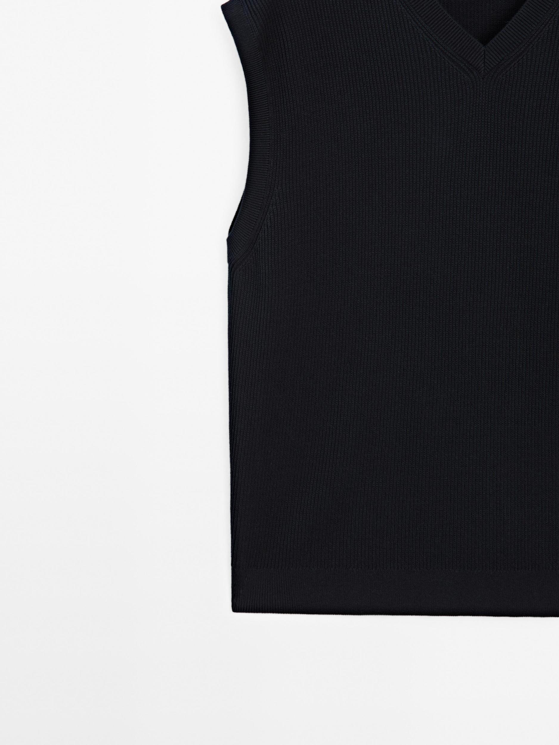 V-neck knit vest Product Image