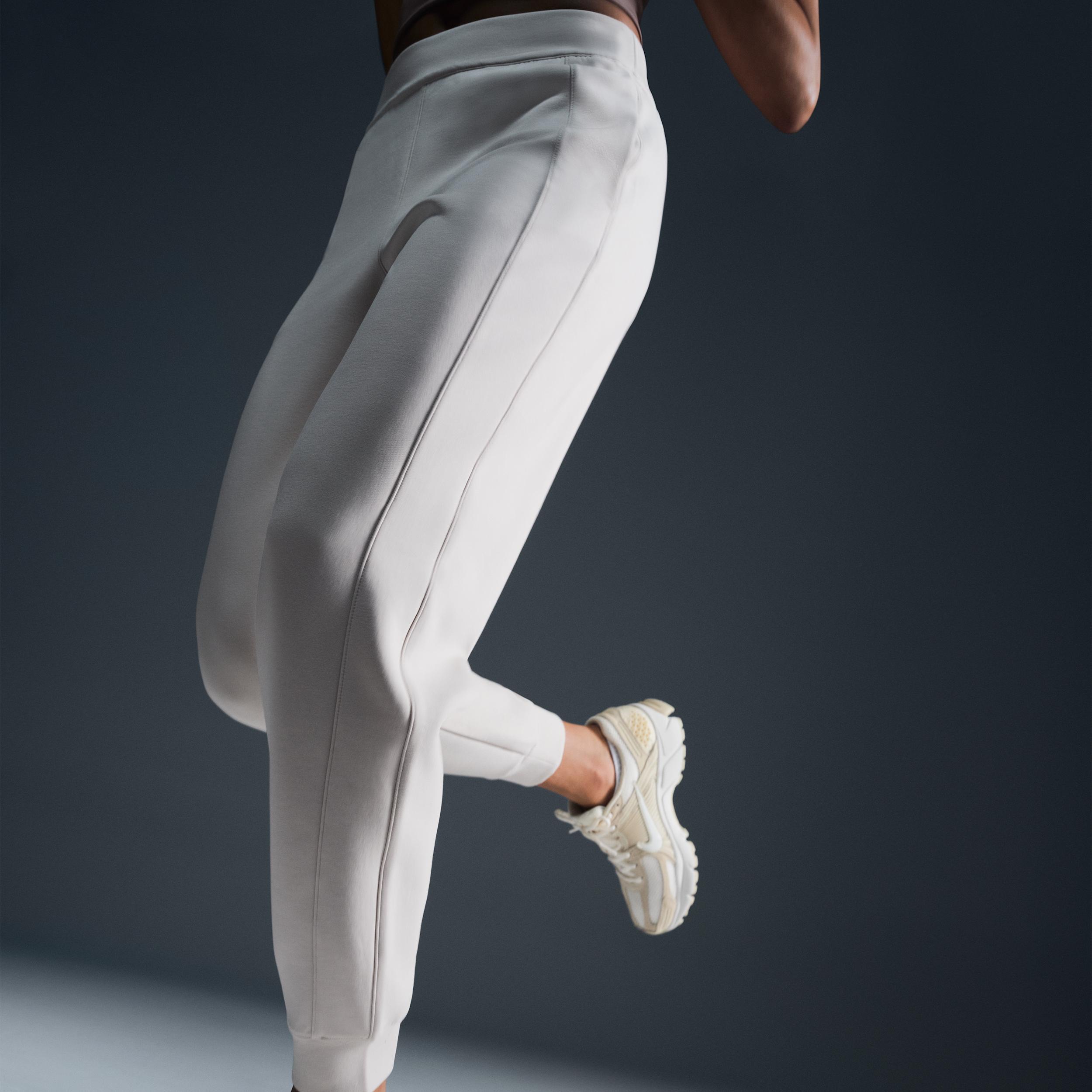 Nike Women's 24.7 ImpossiblySoft Dri-FIT Mid-Rise Jogger Pants Product Image
