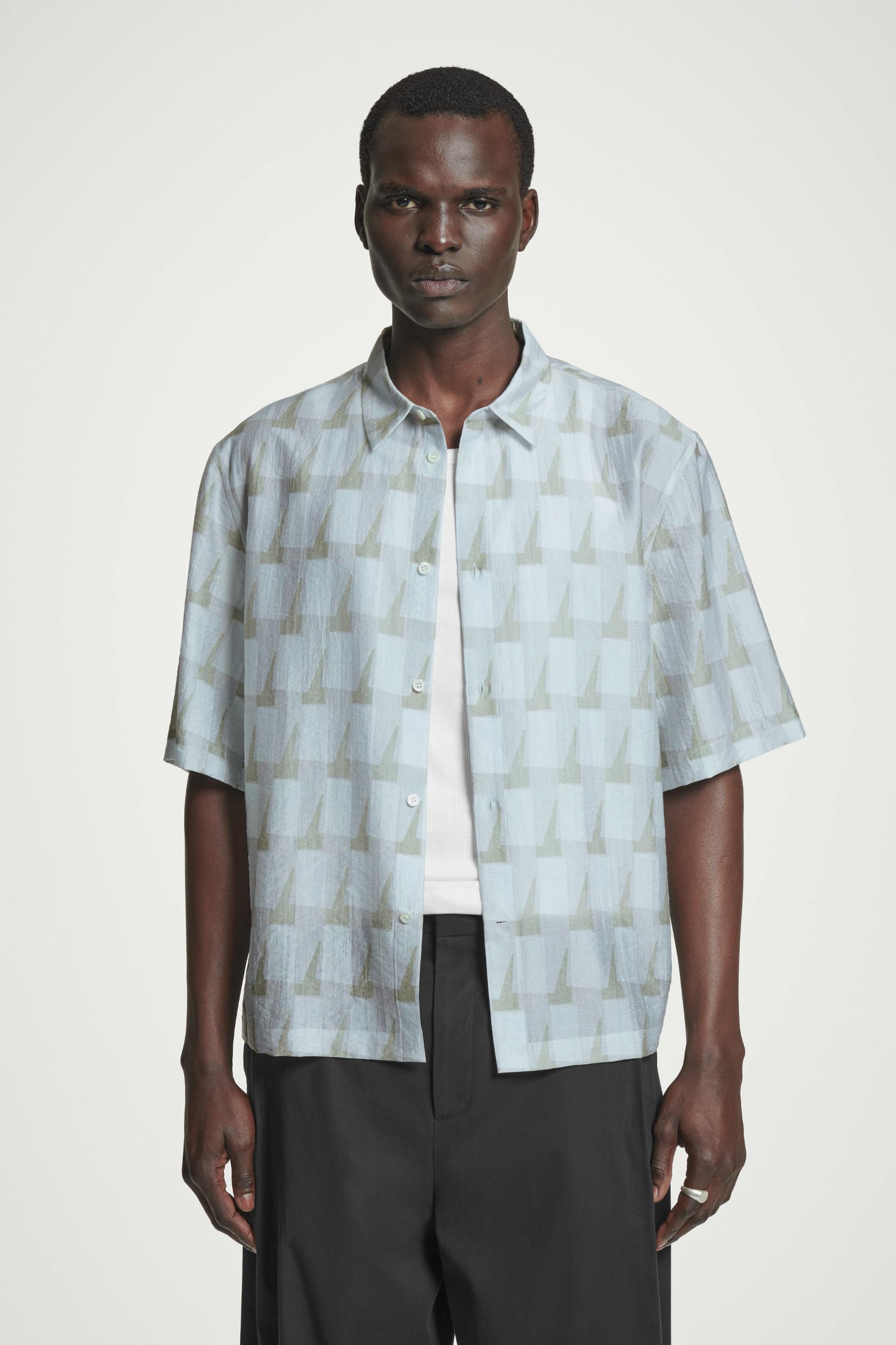 GEOMETRIC PRINT SHORT SLEEVED SHIRT Product Image
