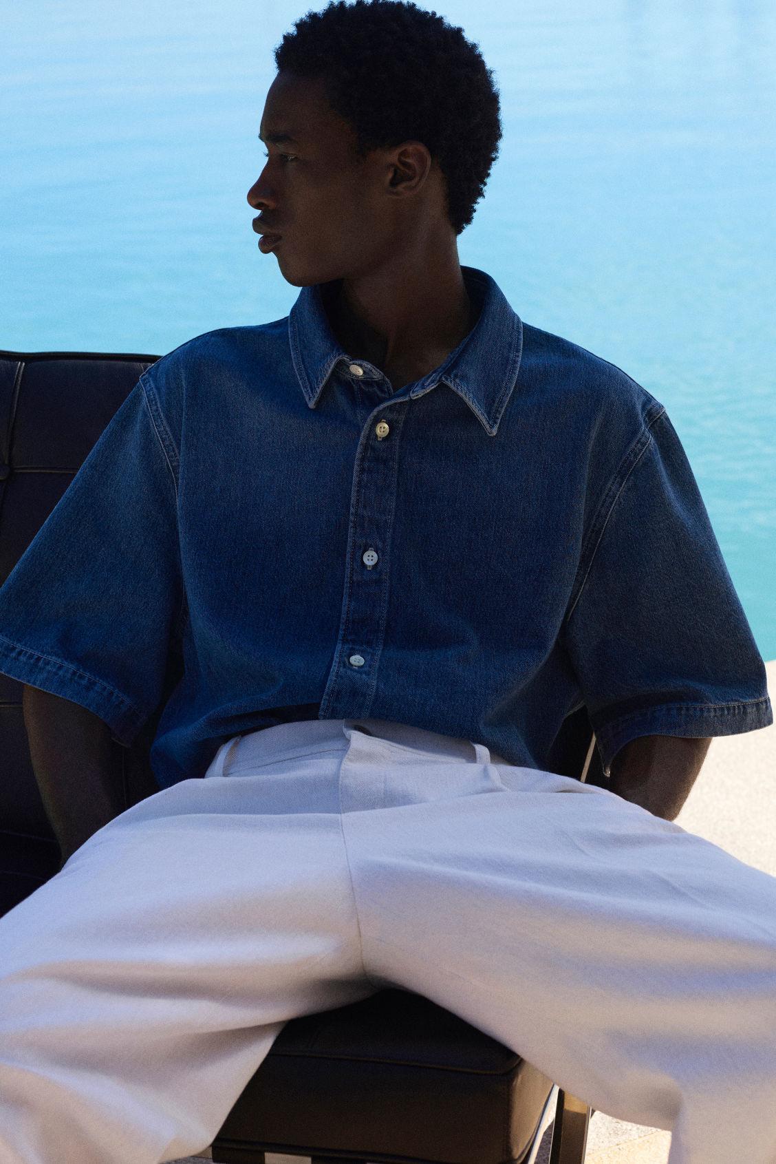 LIGHTWEIGHT SHORT-SLEEVED DENIM SHIRT Product Image