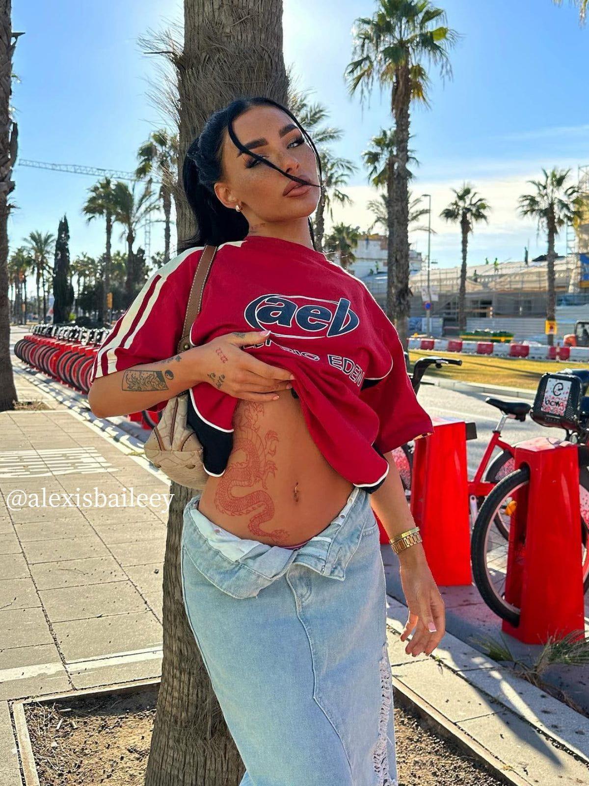 Aelfric Eden Contrast Color Stripe Soccer Jersey Product Image