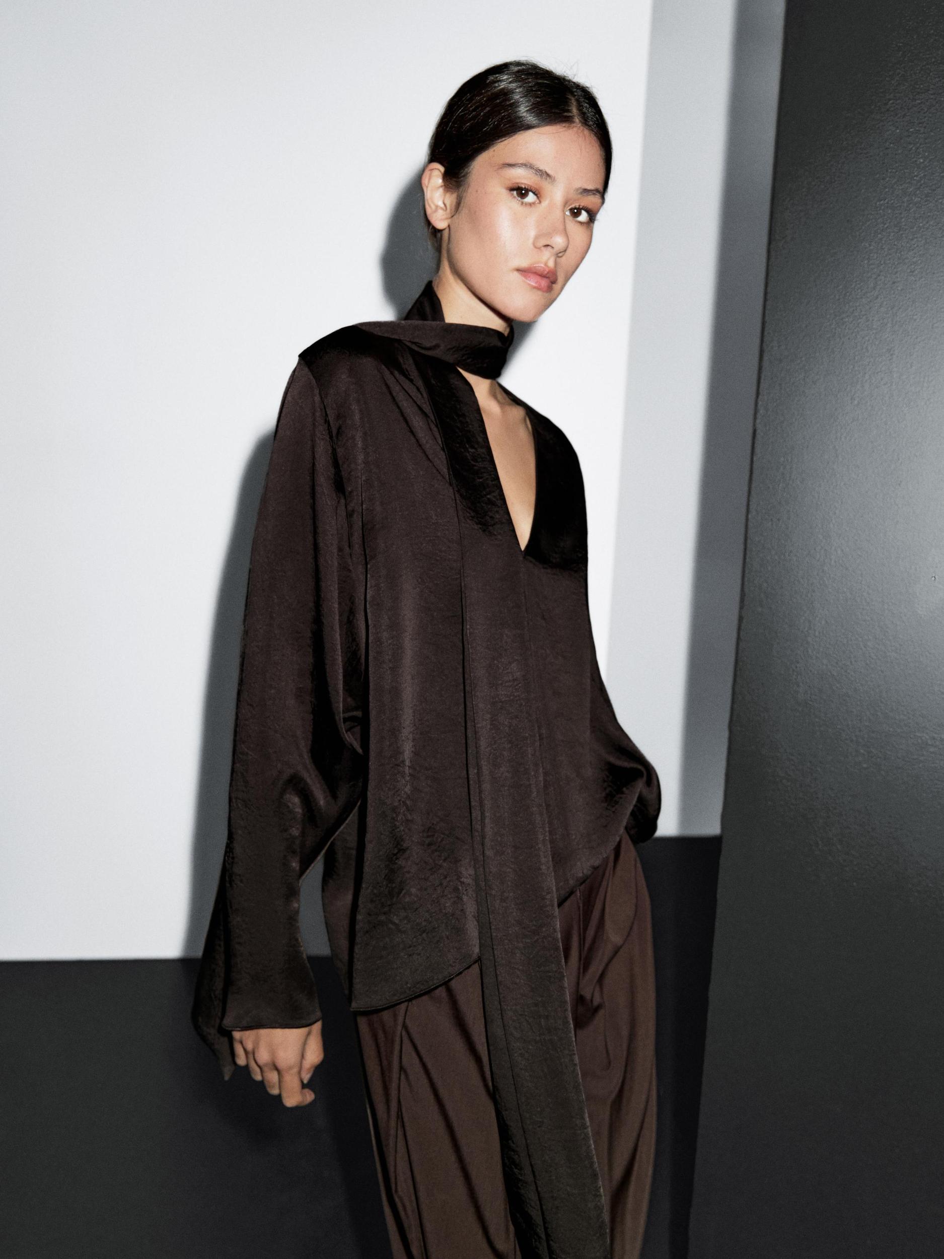 Flowing blouse with tie Product Image