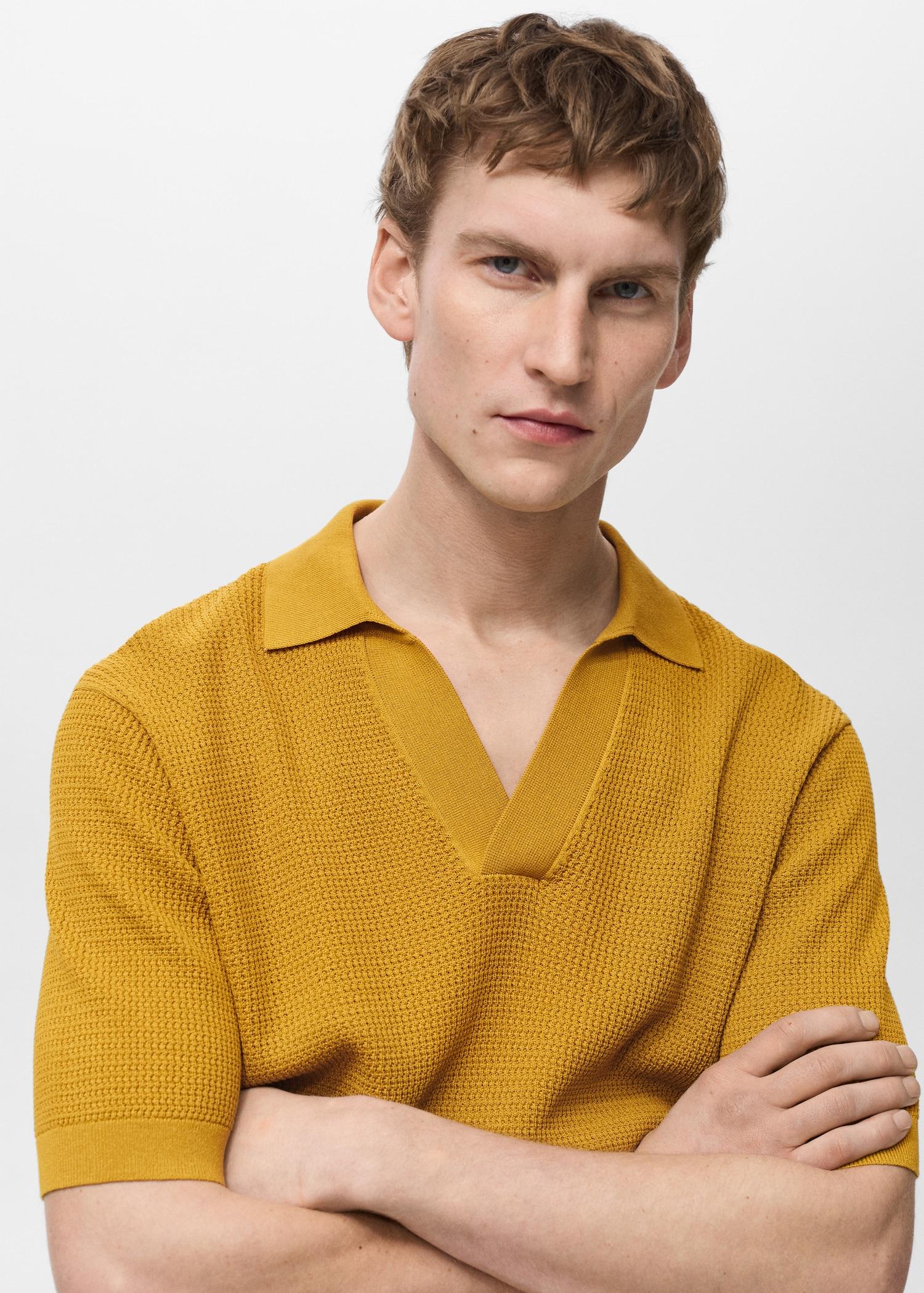 Structured fine-knit polo shirt - Men | MANGO USA Product Image