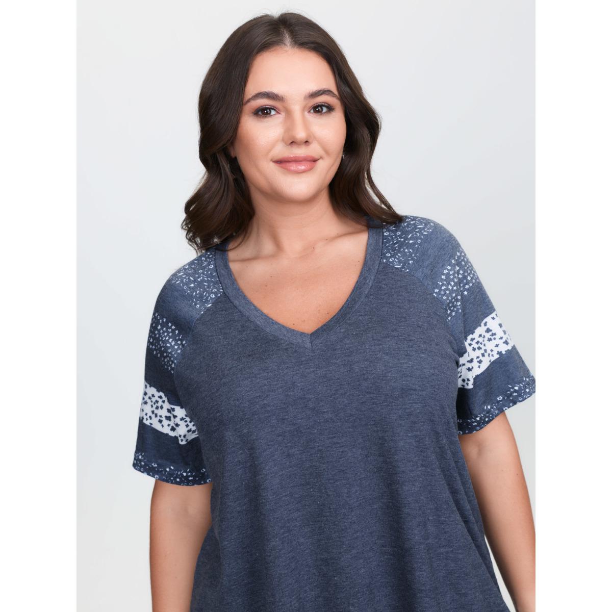 Plus Size Ditsy Floral Colorblock Contrast Raglan Sleeve T-shirt Blue Women Leisure Contrast Ditsy Floral V-neck Casual T-shirts BloomChic 22-24/3X Product Image