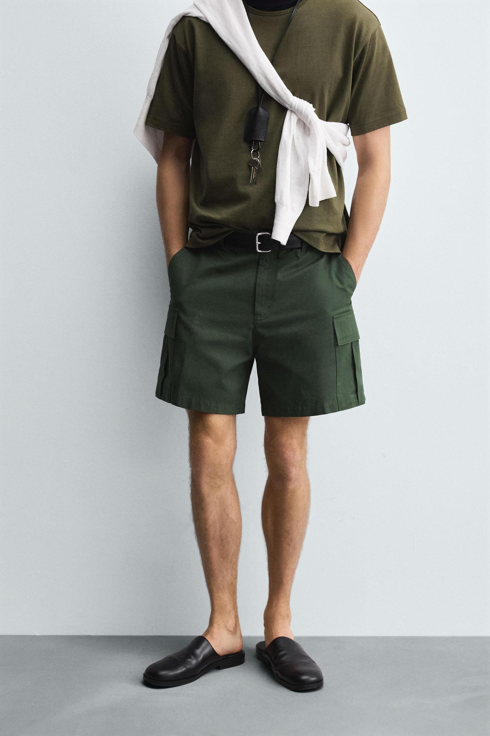 REGULAR FIT CARGO SHORTS Product Image