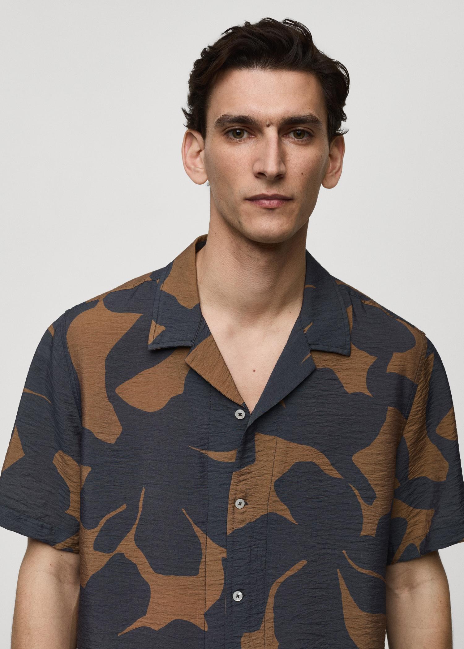 Regular-fit textured printed shirt - Men | MANGO USA Product Image