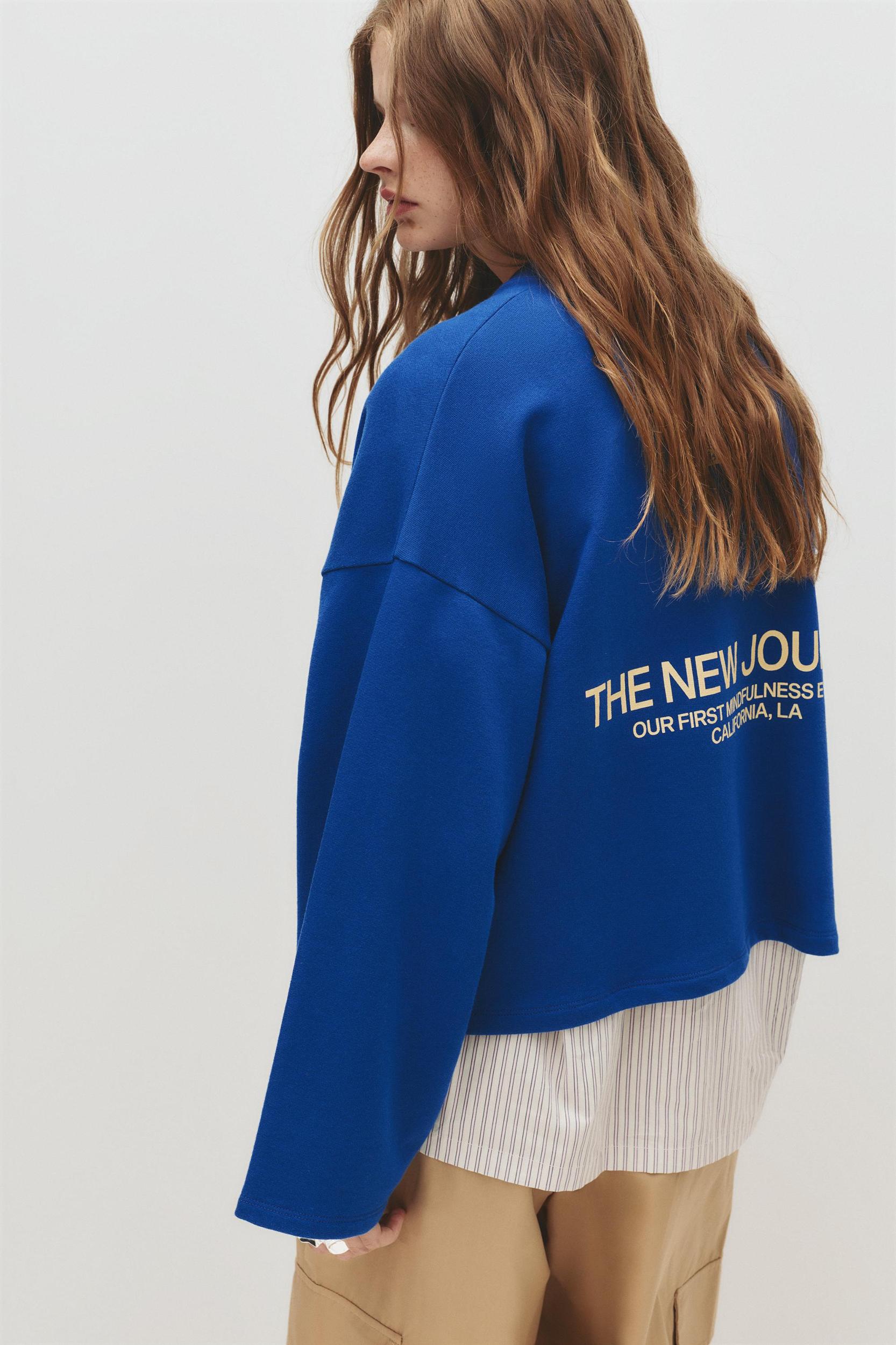 Embroidered blue sweatshirt Product Image