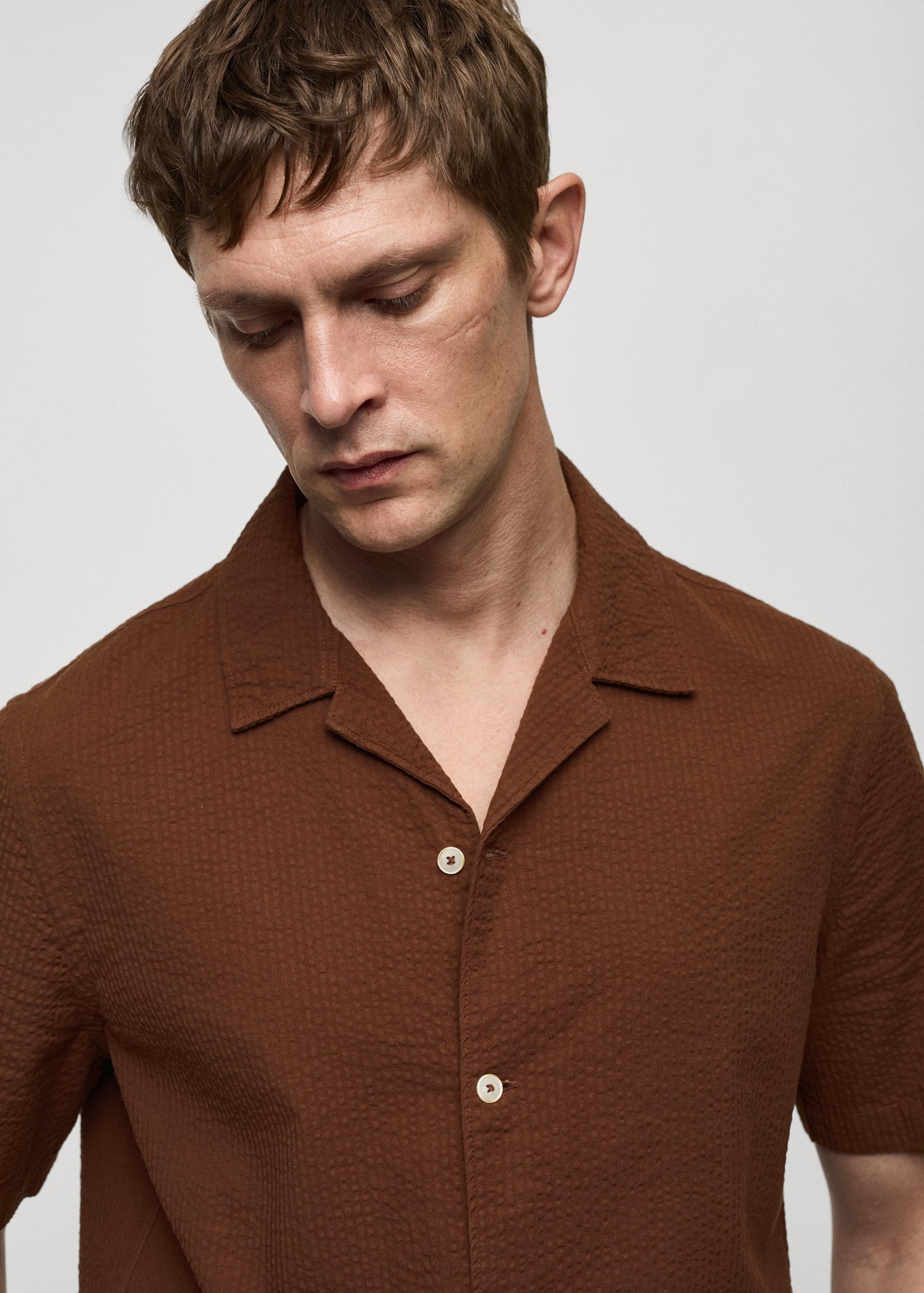 Regular-fit 100% seersucker cotton shirt - Men | MANGO USA Product Image