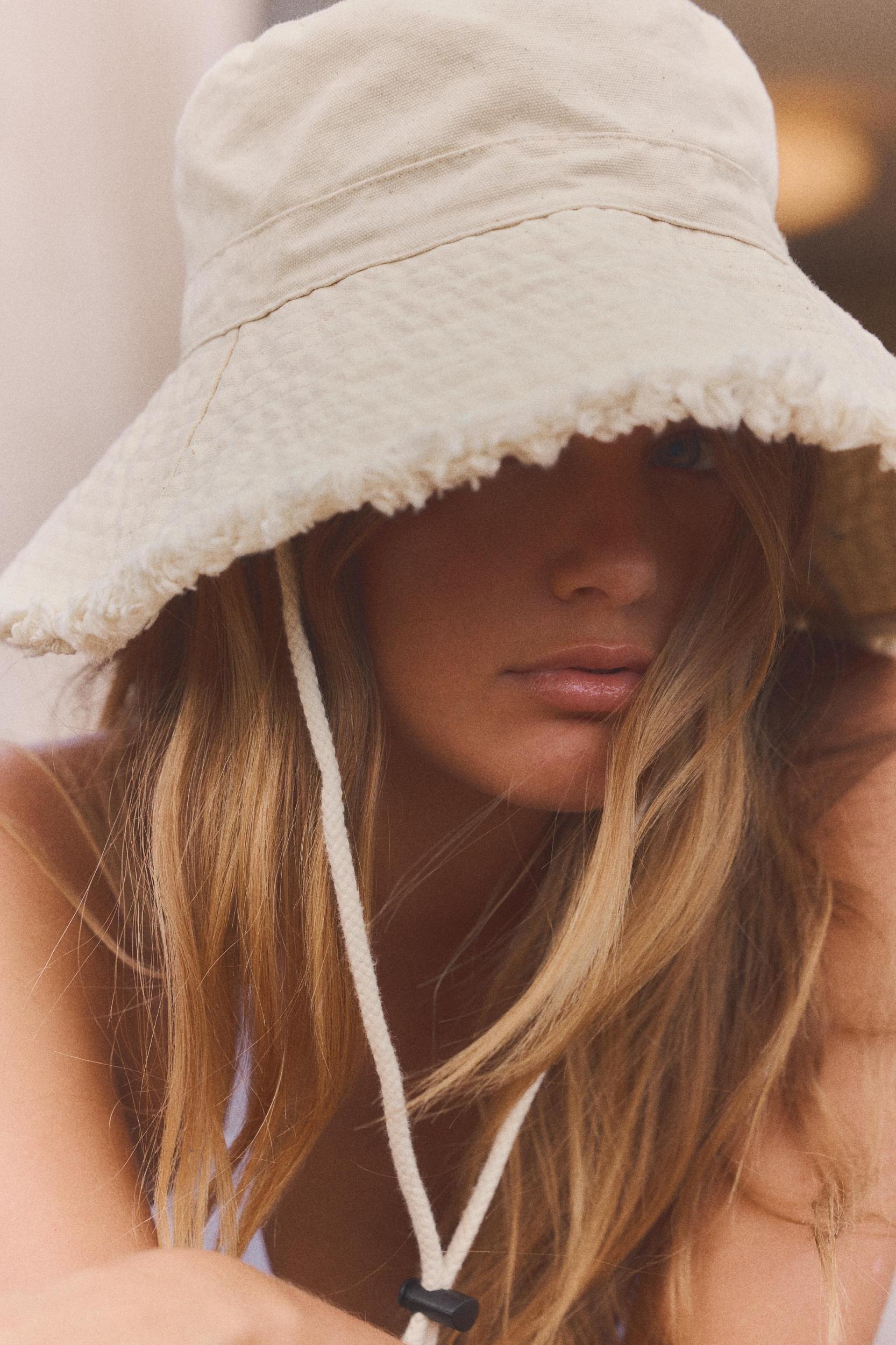 FRAYED BUCKET HAT Product Image