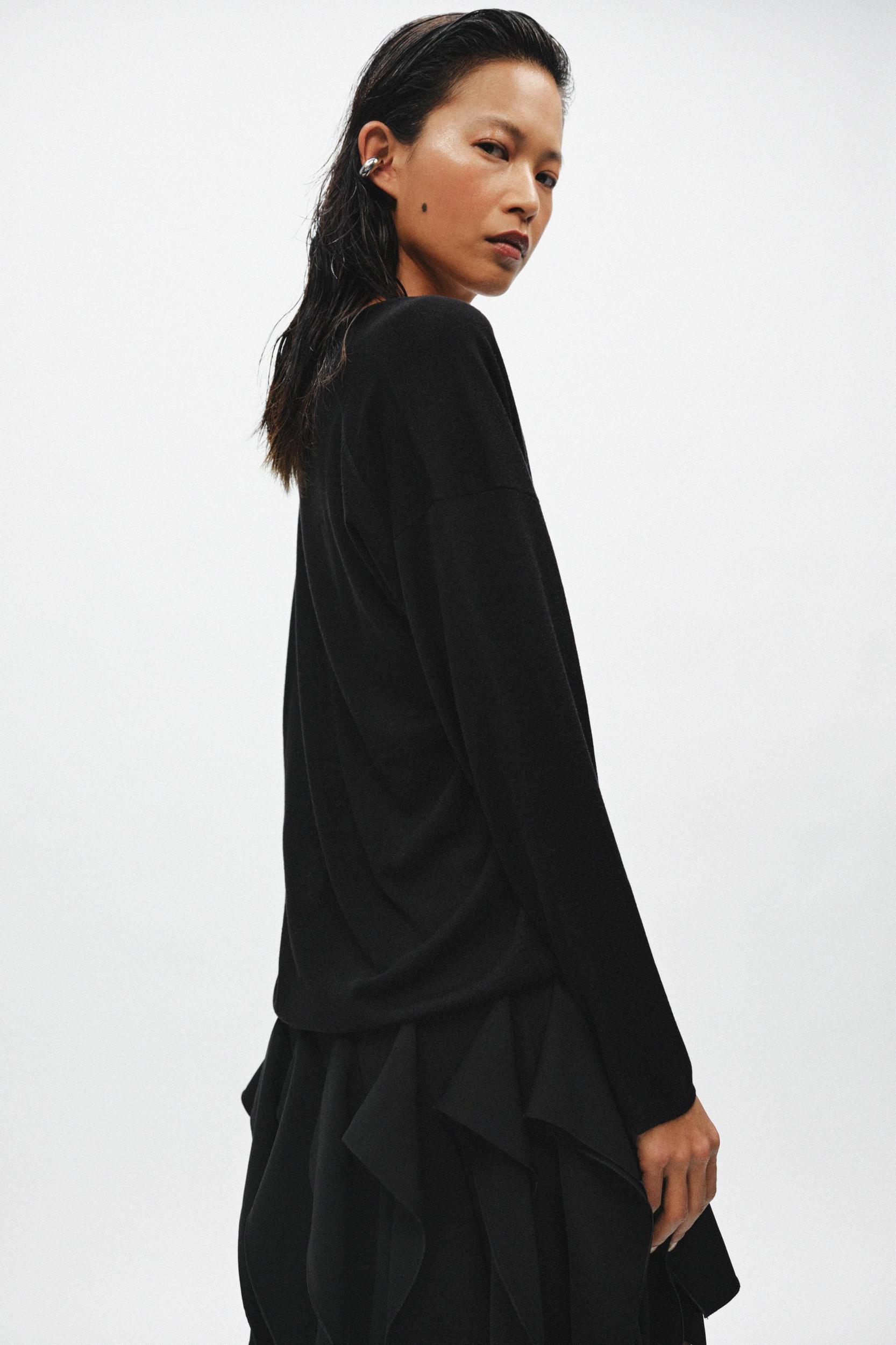 FINE KNIT V-NECK JUMPER Product Image