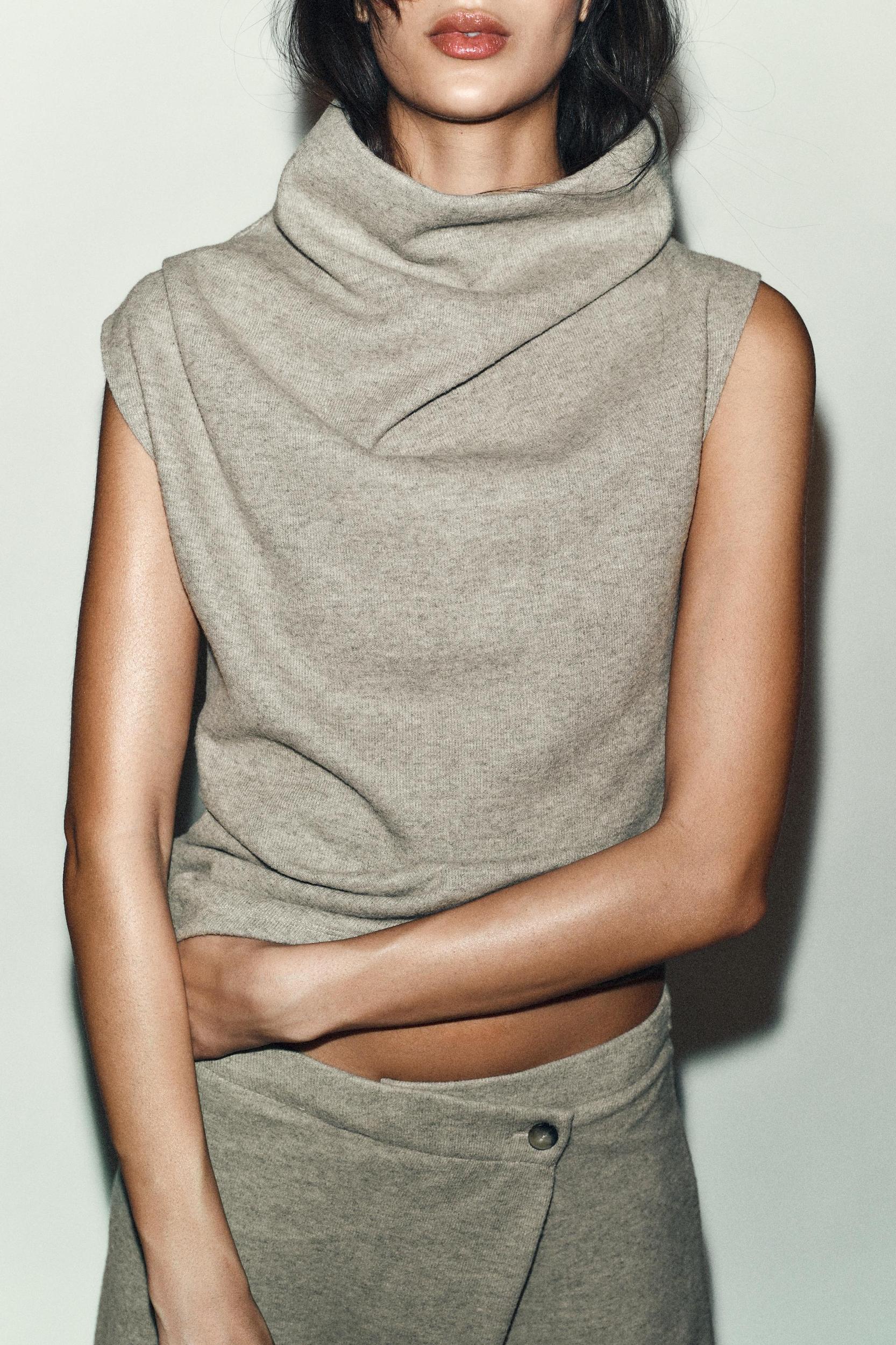 SLEEVELESS TOP Product Image